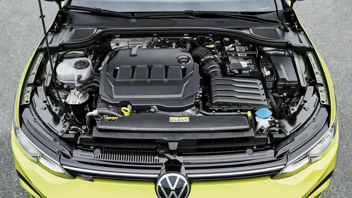 Zu sehen ist der Motor des VW Golf 8 Variant