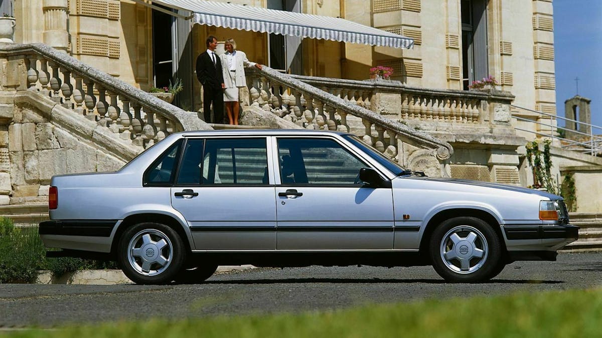 Zu sehen ist der Volvo 940/960 (1990 bis 1998) in seitlicher Position
