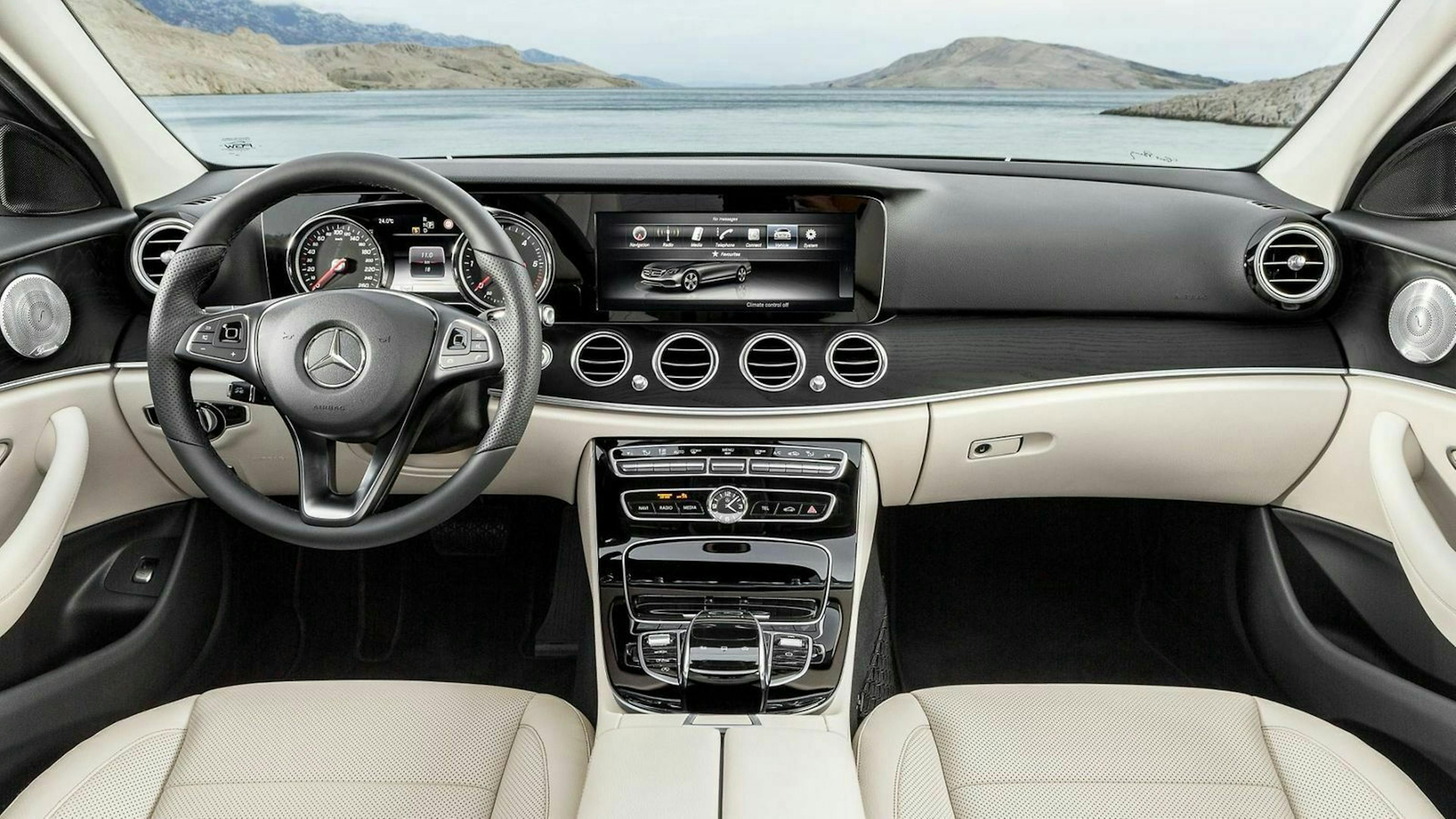 Zu sehen ist das Cockpit der Mercedes E-Klasse 220d