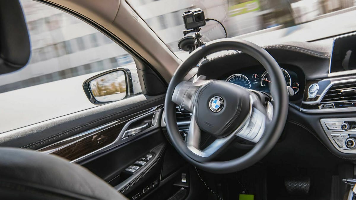 Ein autonom fahrendes Fahrzeug fährt bei der Eröffnung des BMW-Entwicklungszentrums über eine Teststrecke