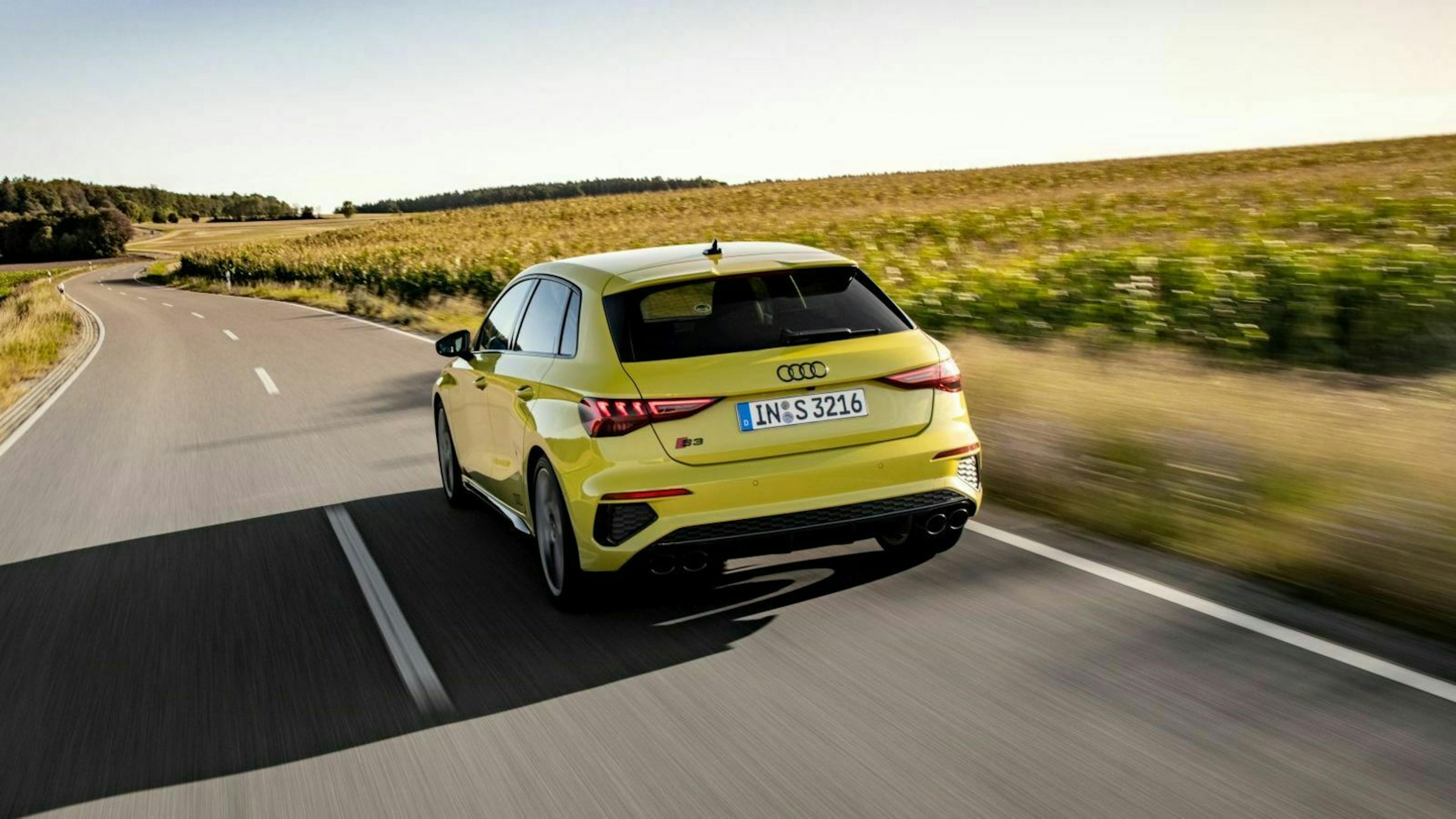 Zu sehen ist der Audi S3 2020 von hinten, fahrend