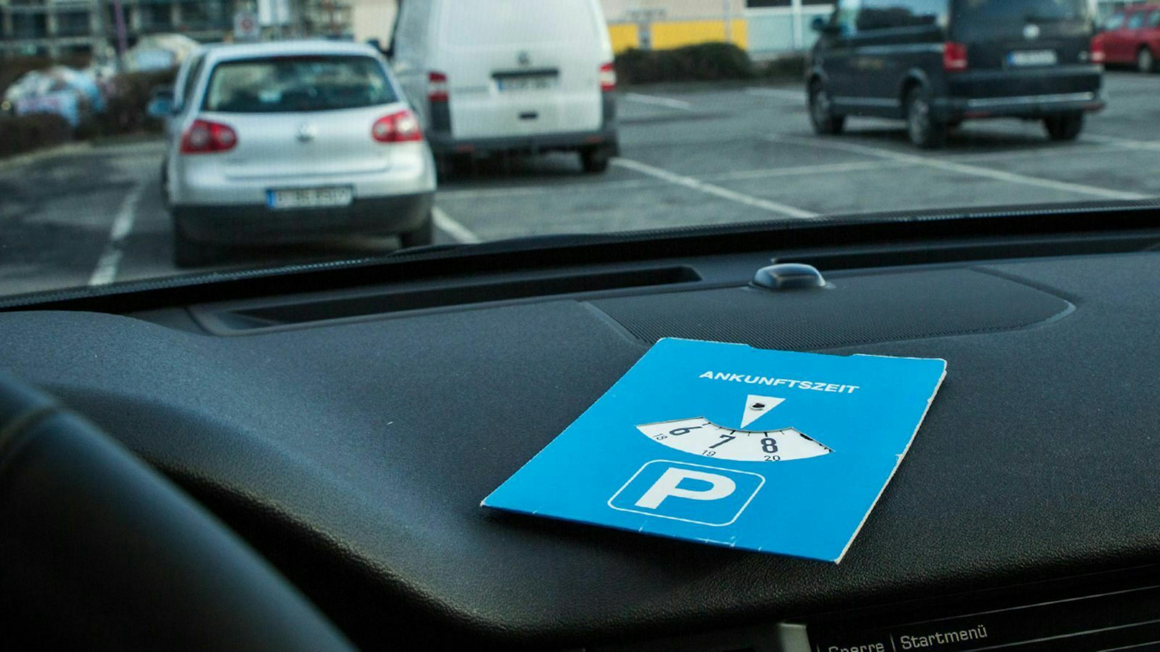 Parkscheibe im Fenster eines Autos