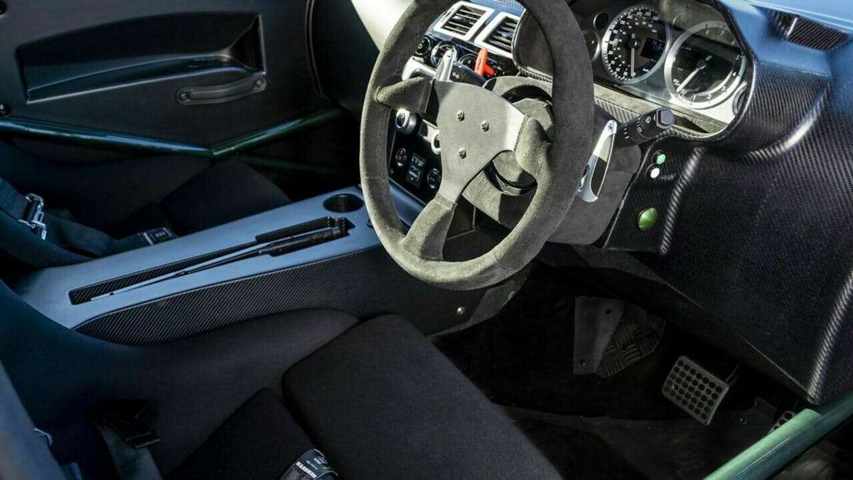 Zu sehen ist das Cockpit des Aston Cygnet