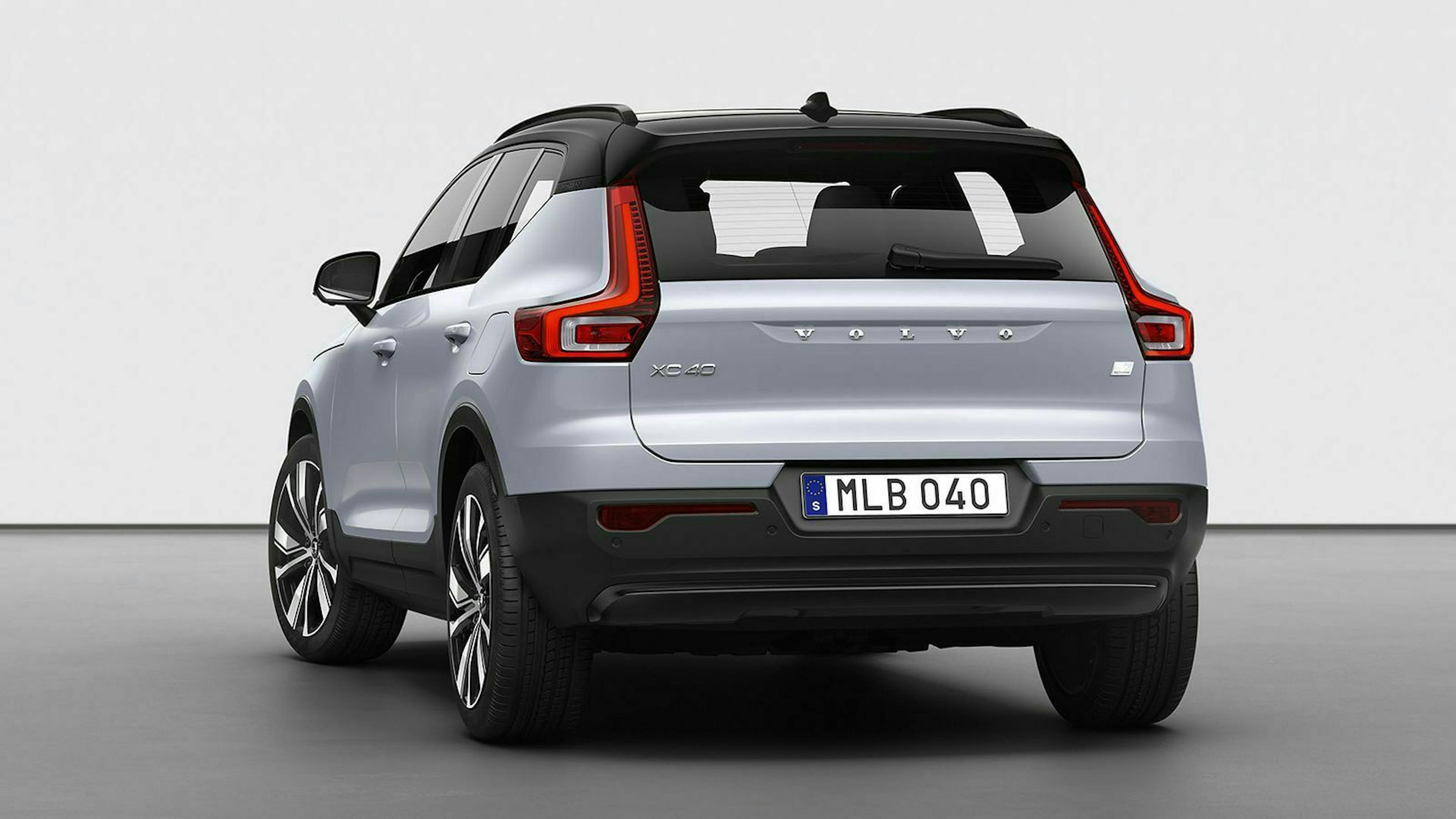 Der Auspuff fehlt: Der XC40 Recharge weist sich mit einem kleinen Emblem auf der Heckklappe aus