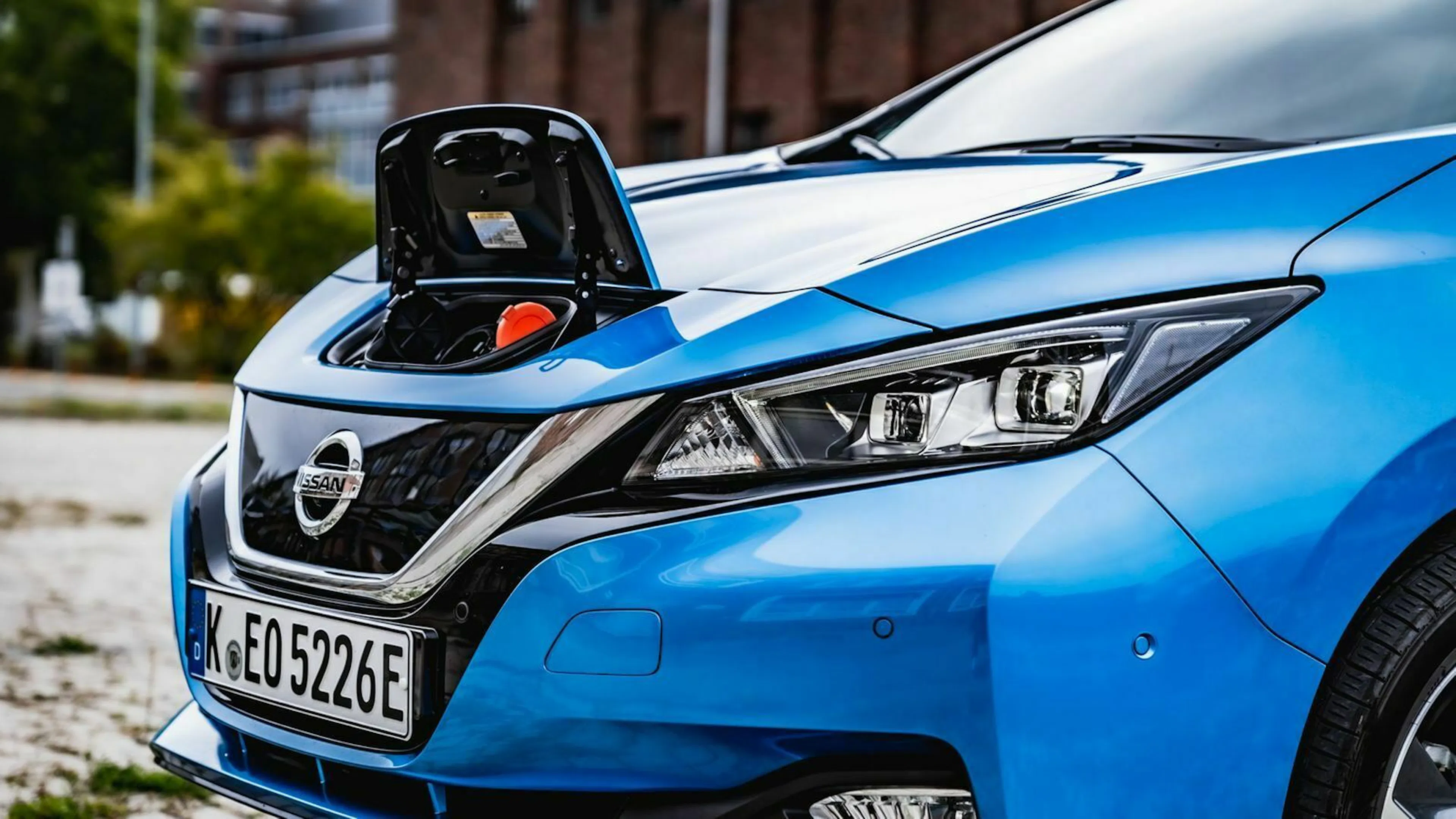 Nissan Leaf FL Ladestecker in der Front