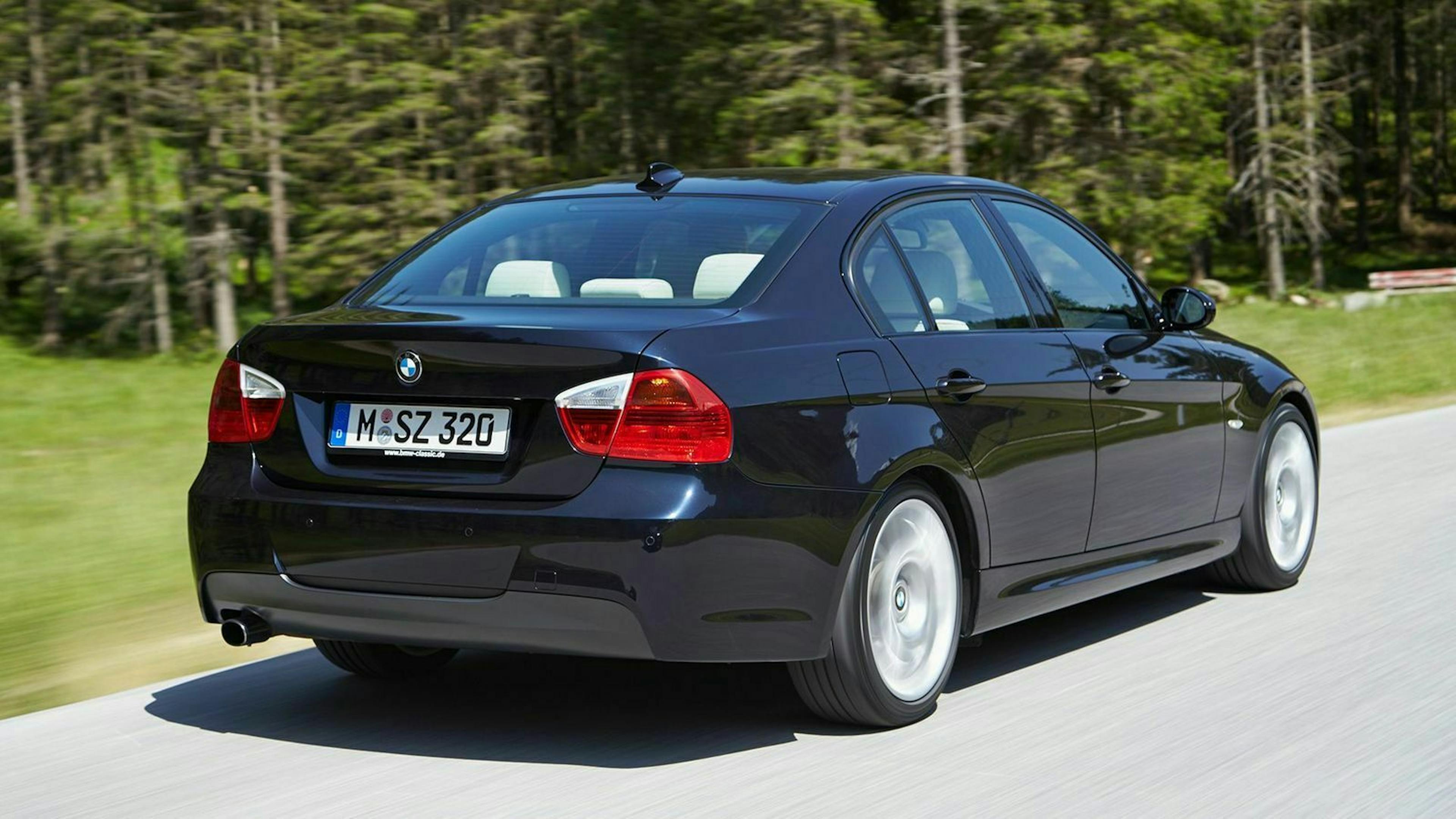 BMW E90 Vorfacelift in Heckansicht fahrend