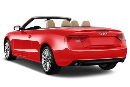 Rotes Cabrio, Audi-Logo, von hinten gesehen. Beige Sitze, offenem Verdeck, geparkt, klarer Himmel.