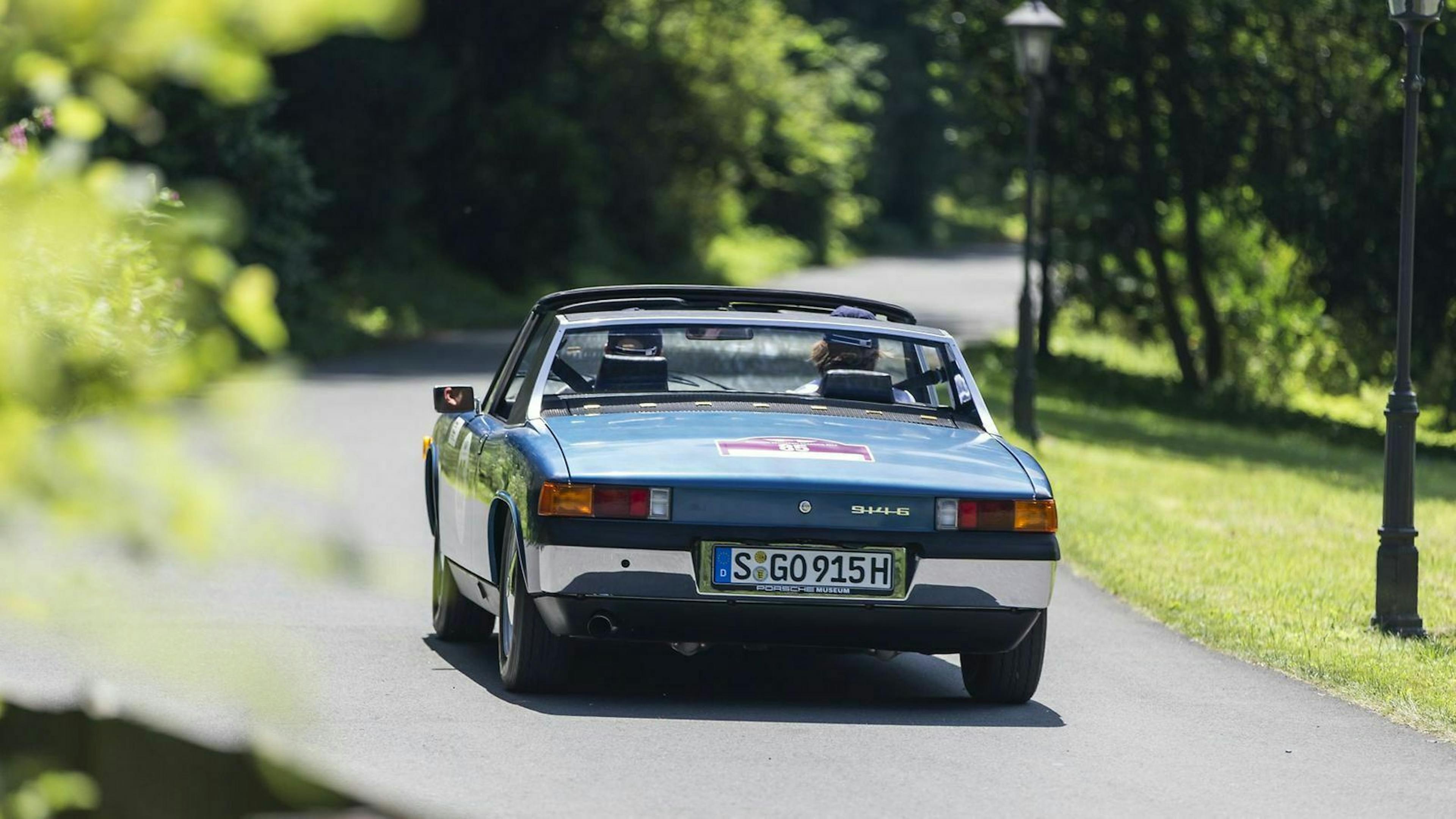 Porsche 914 in der Heckansicht, fahrend