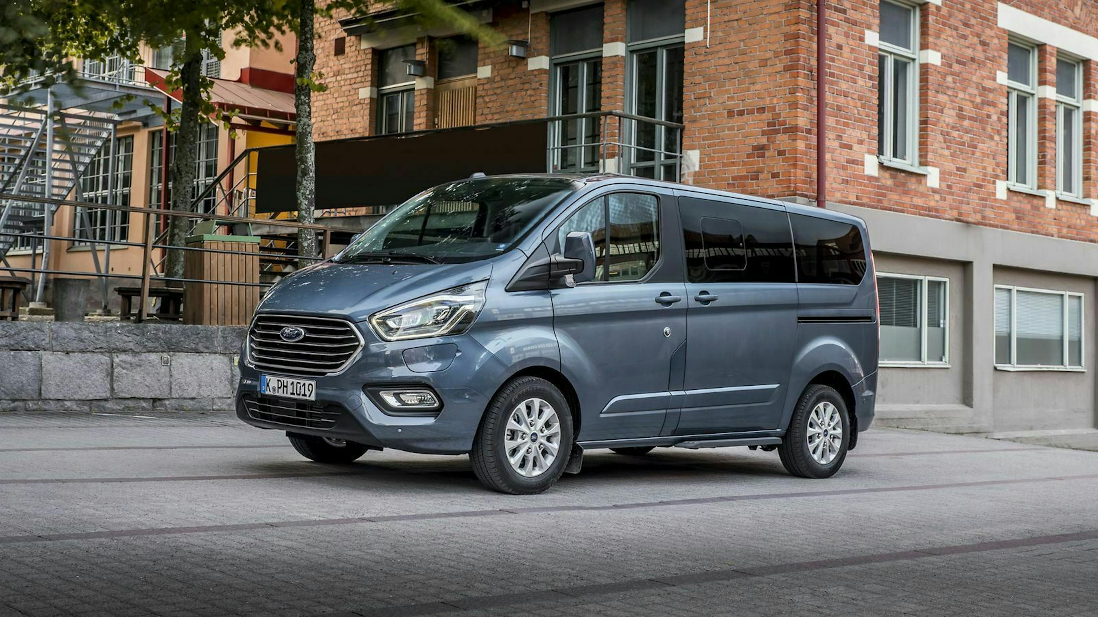 Der Ford Tourneo Costum in der Außenlackierung 'Chroma-Blau'