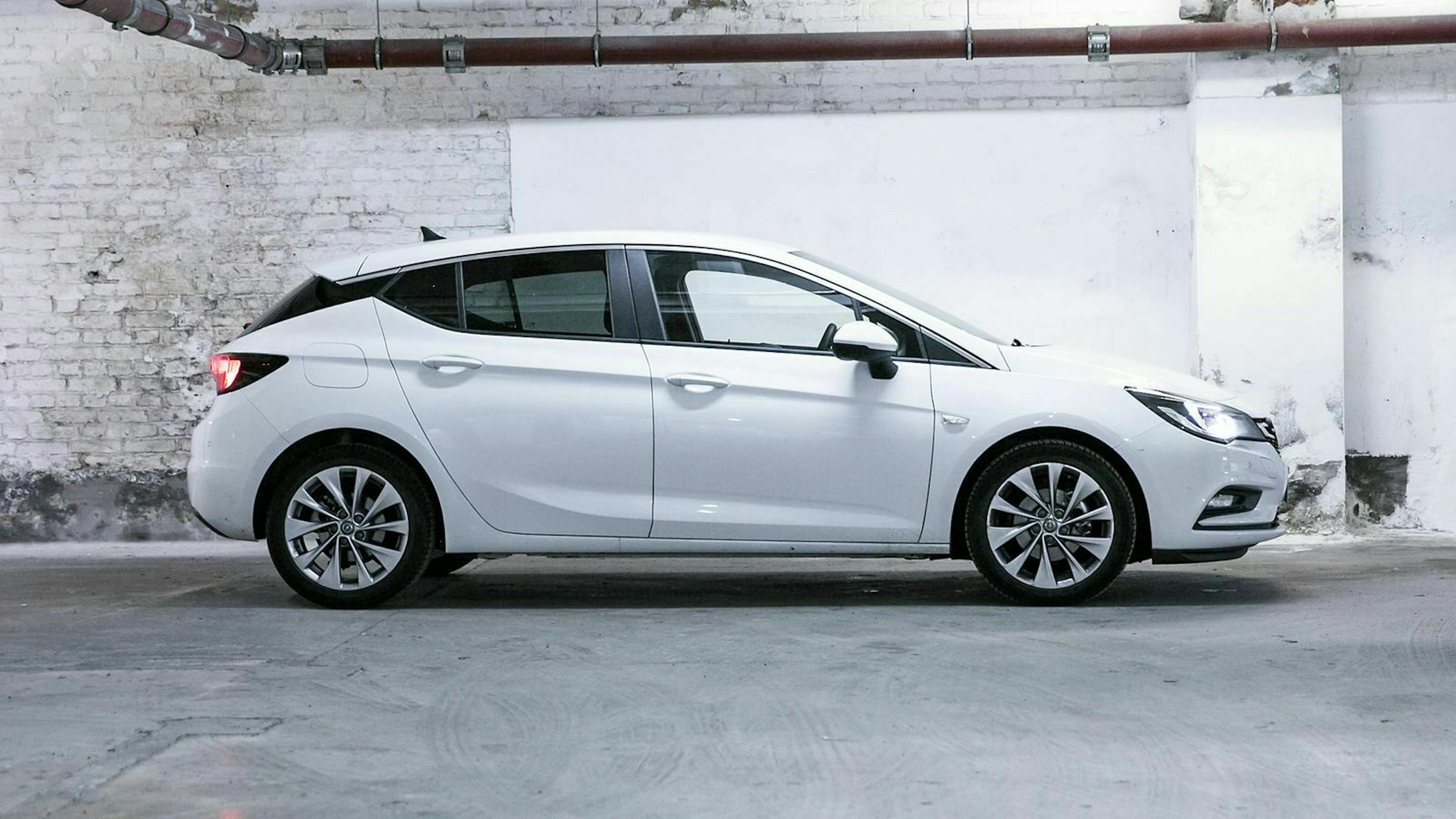 Die flachen Fenster hinten machen das Rangieren nicht einfach