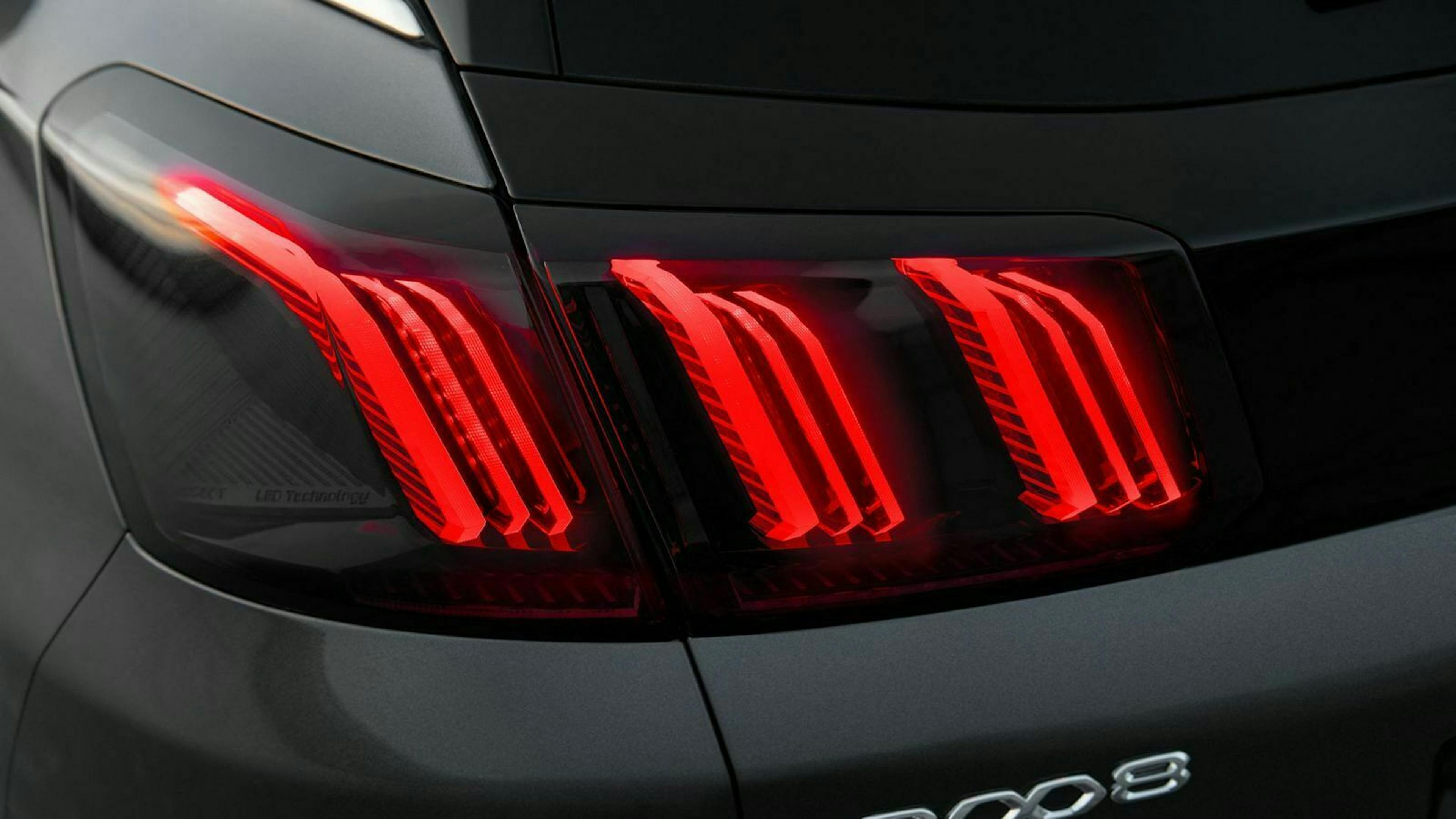 Zu sehen ist der Rückscheinwerfer des gelifteten Peugeot 3008