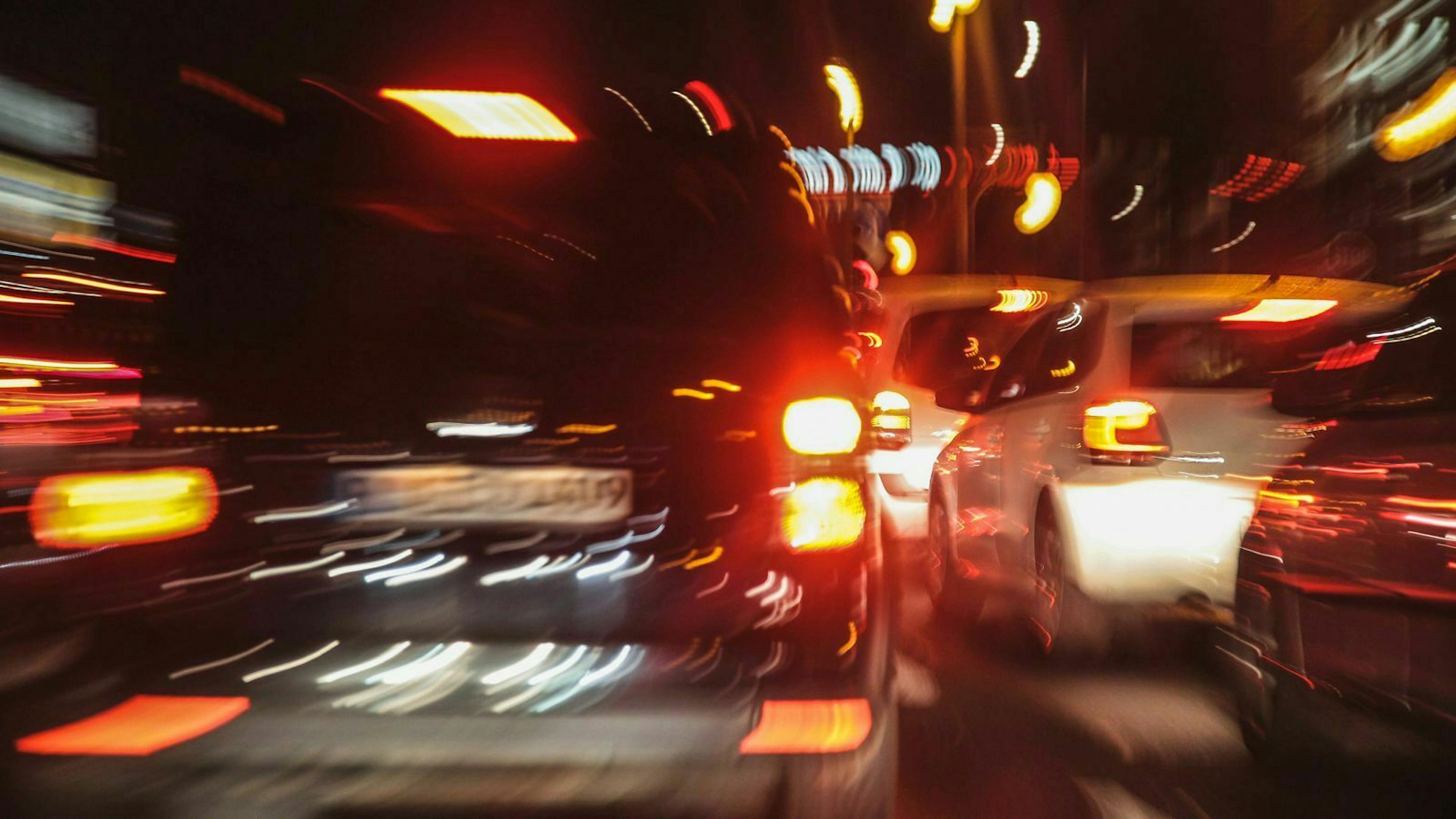 Der Notbremsassistent bremst dein Fahrzeug zuverlässig ab, falls du einmal abgelenkt sein solltest.