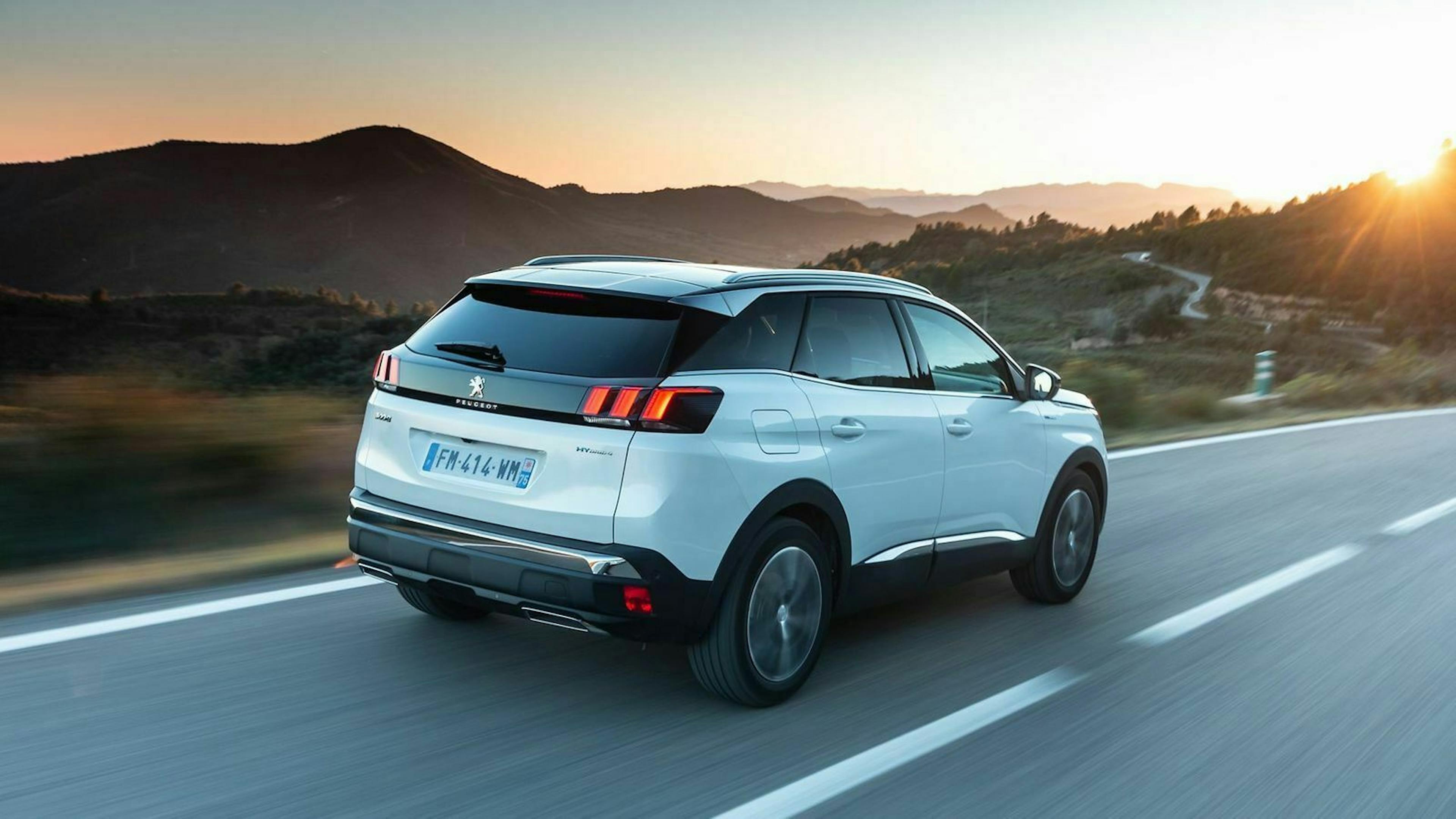 Zu sehen ist der Peugeot 3008 Hybrid4, fahrend