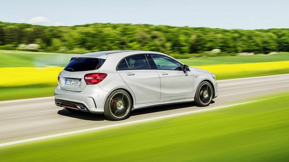 Zu sehen ist die Mercedes A-Klasse (2015), fahrend
