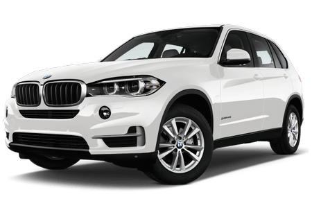 Weißer SUV von BMW, Modell X5, Frontansicht vor weißem Hintergrund.