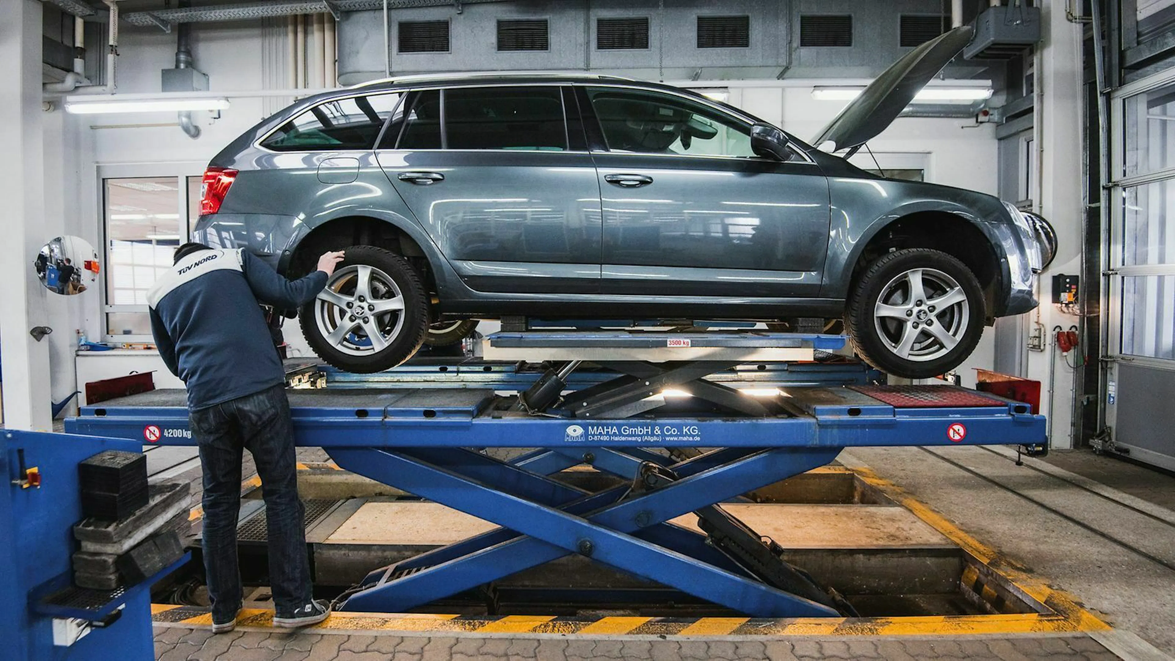 In der Regel müssen Pkw alle zwei Jahre zur HU. Davon ausgenommen sind Neuwagen.