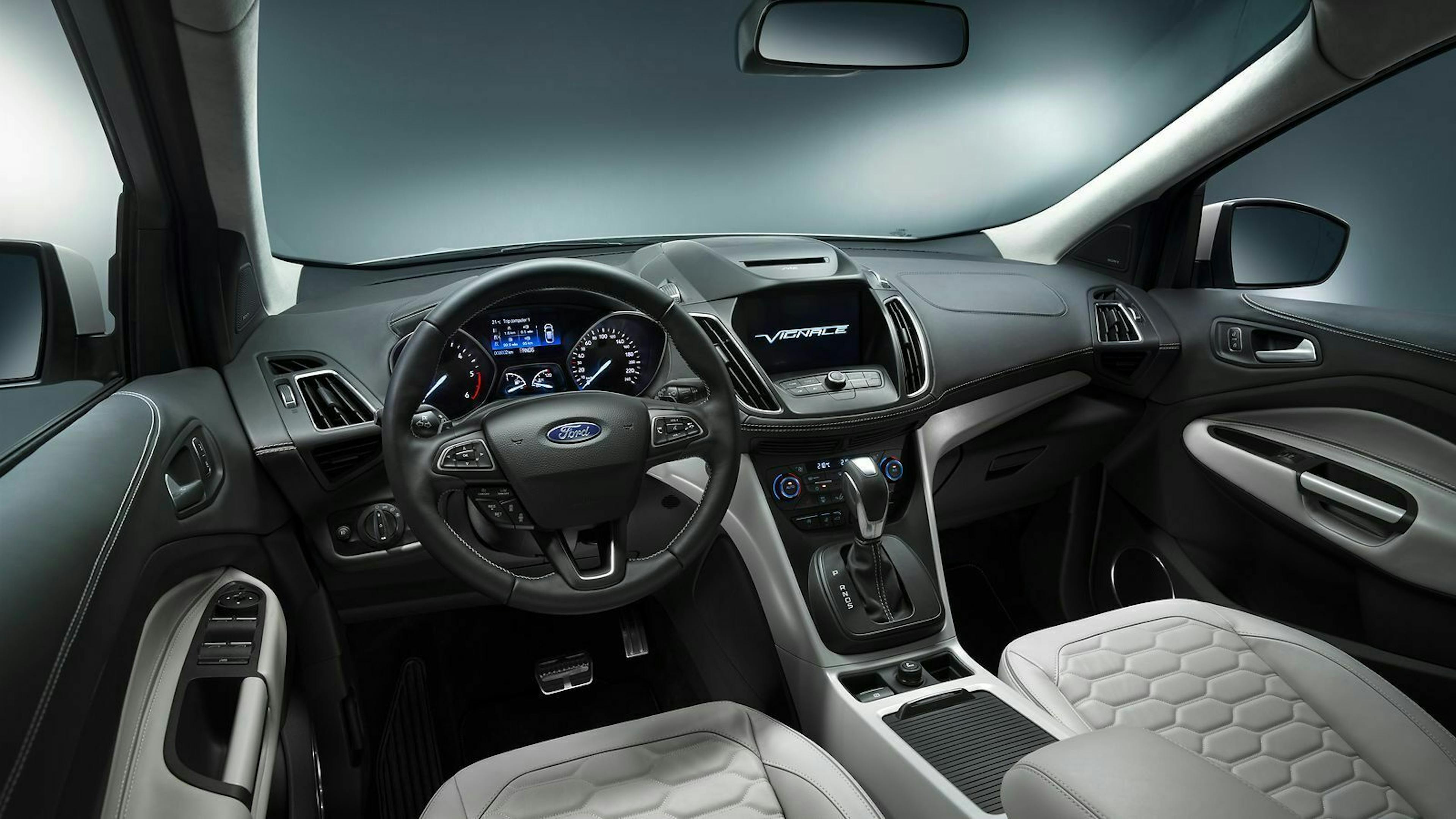 Zu sehen ist das Cockpit des Ford Kuga II Vignale (2016)