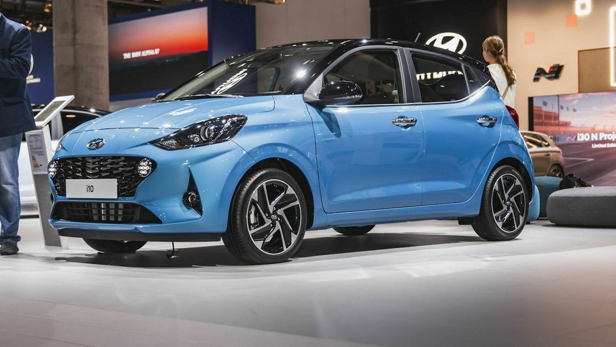 Ein blauer i10 steht auf Hyundais IAA-Stand