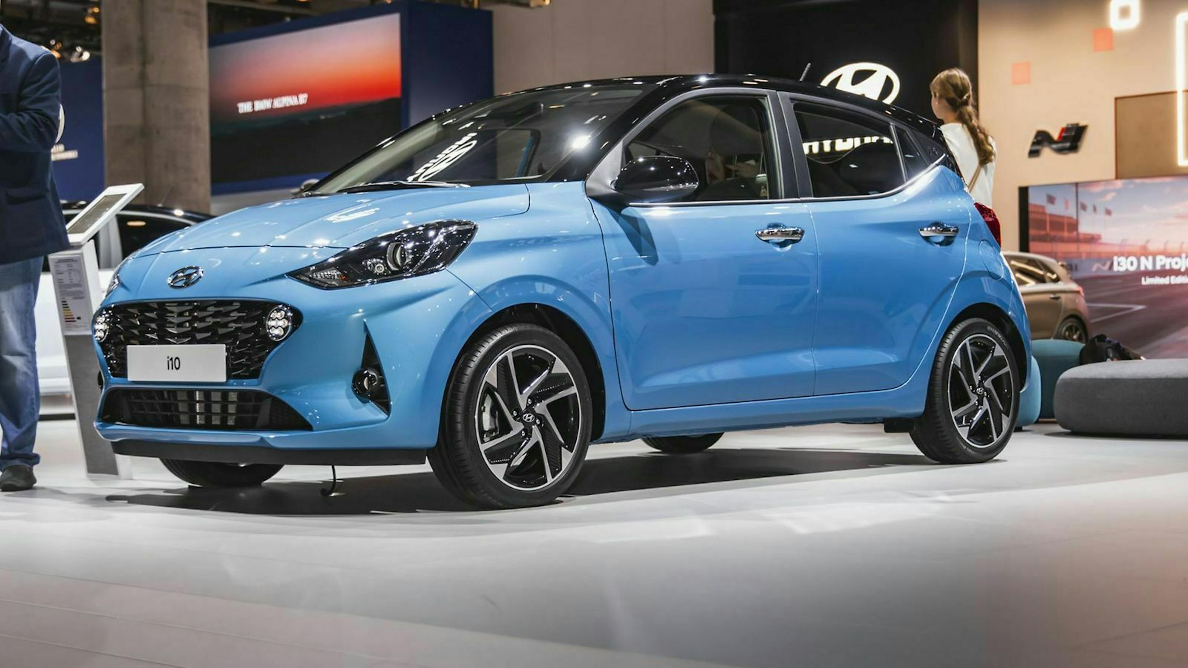 Ein blauer i10 steht auf Hyundais IAA-Stand