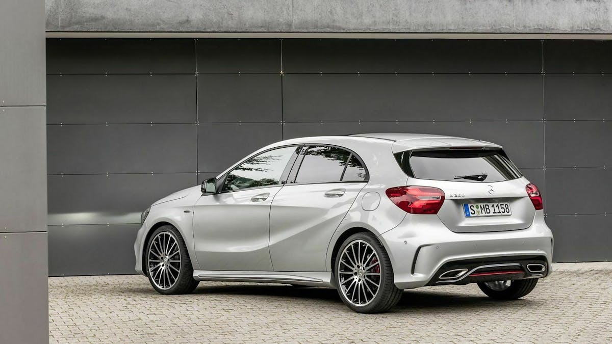 Zu sehen ist die Mercedes A-Klasse (2015), stehend, von hinten