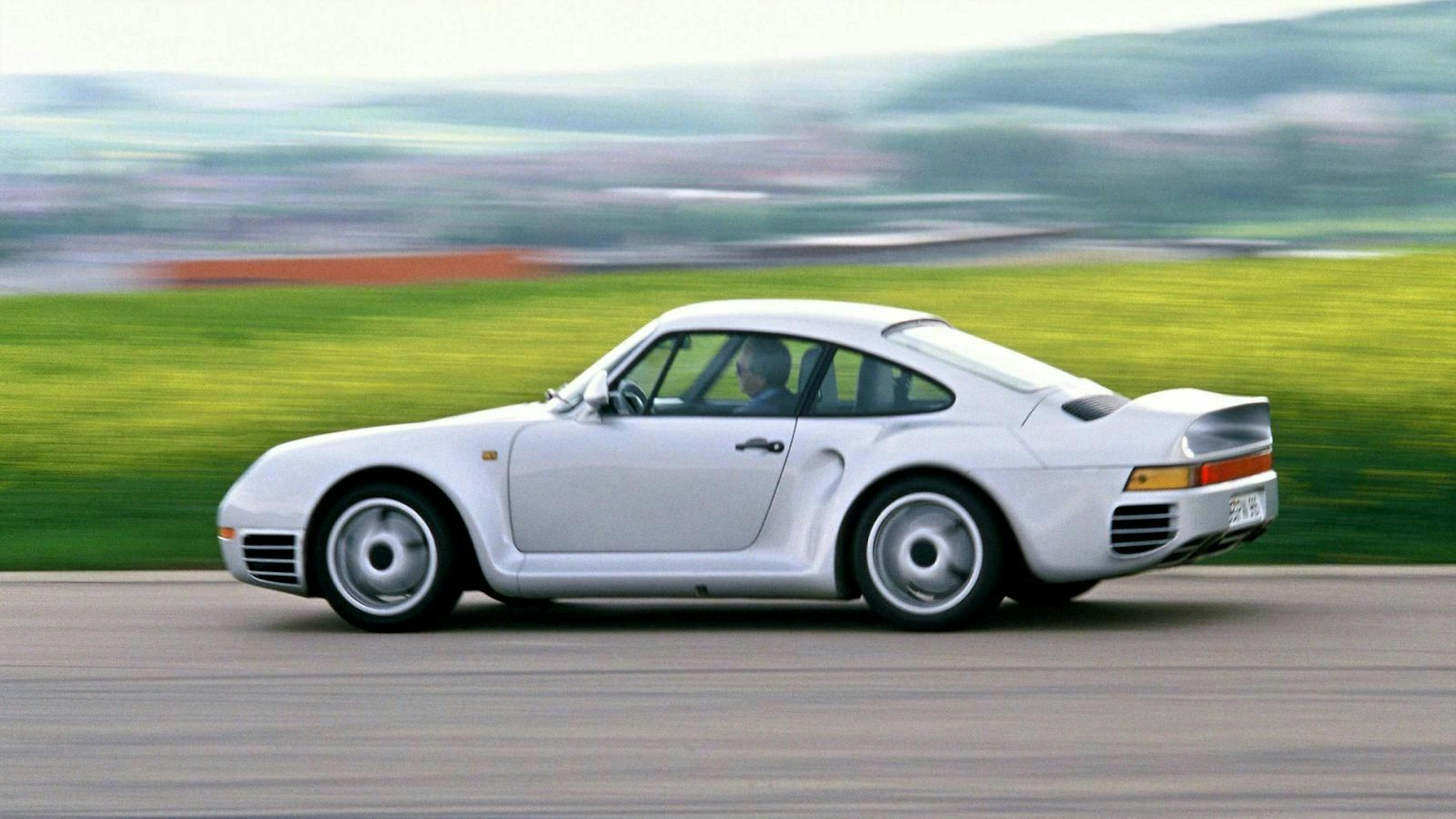 Zu sehen ist der Porsche 959  in seitlicher Position