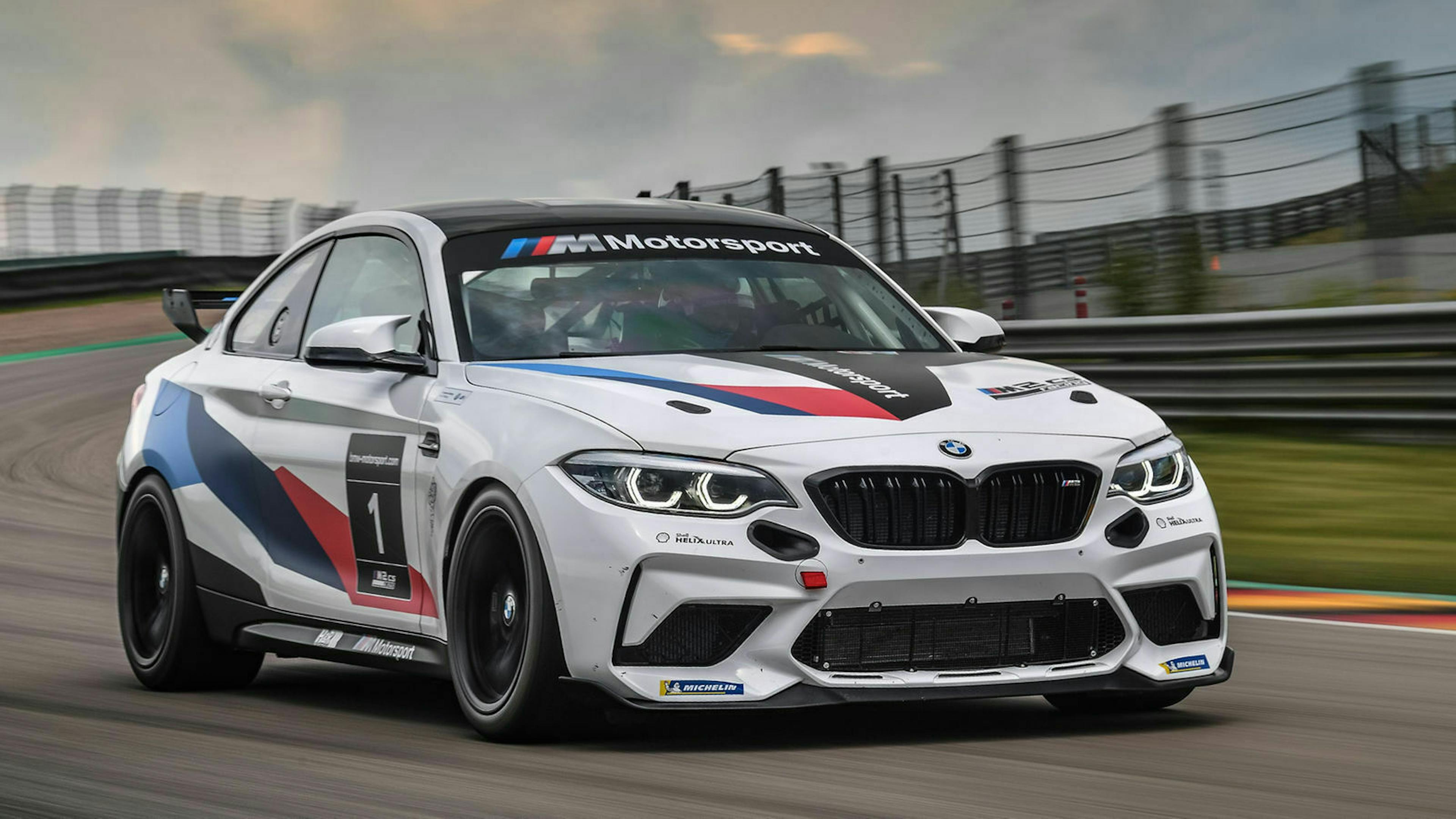 BMW M2 CS Racing dynamisch von vorne