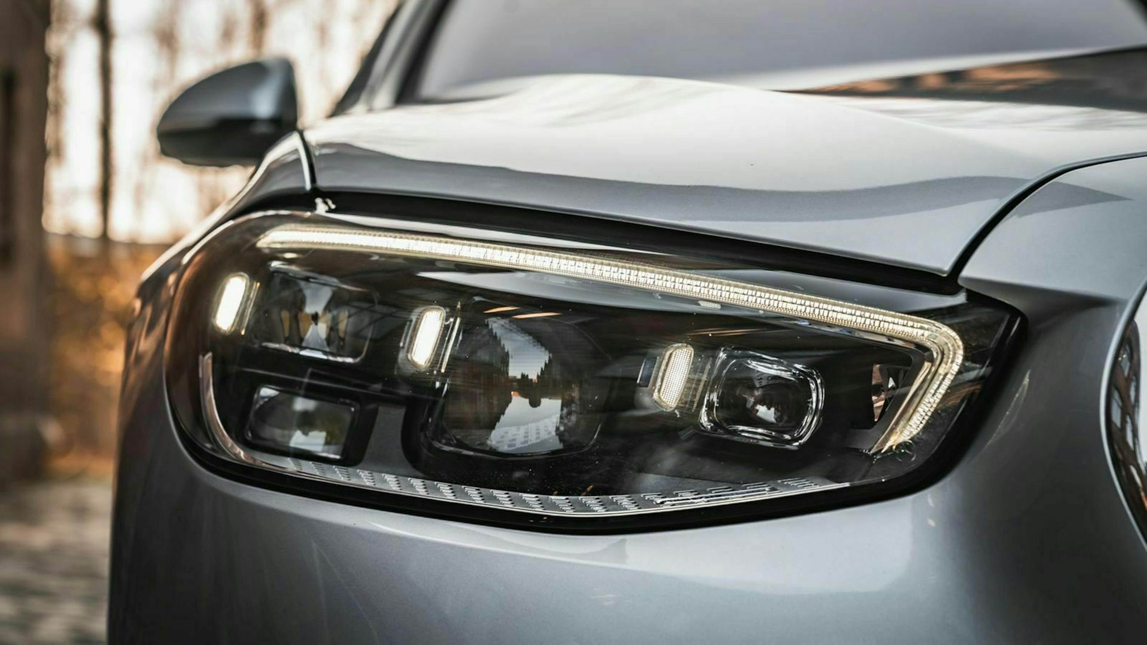 Zu sehen ist ein Scheinwerfer der Mercedes_S-Klasse 2020