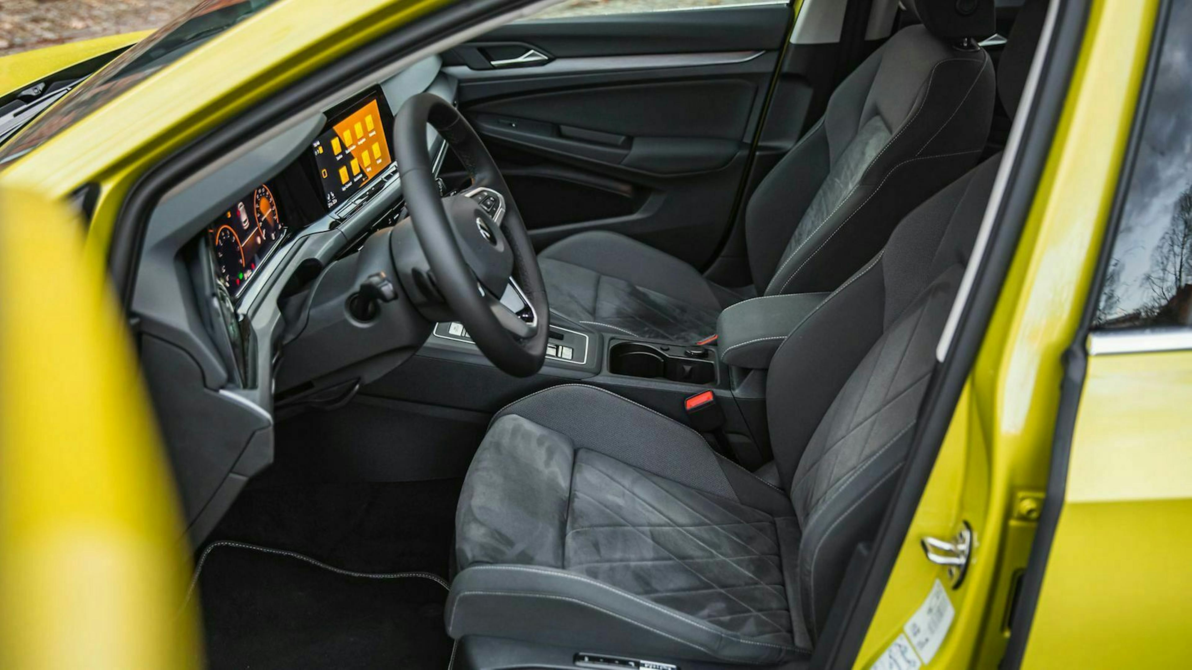 VW Golf 8 Blick auf die Vordersitze