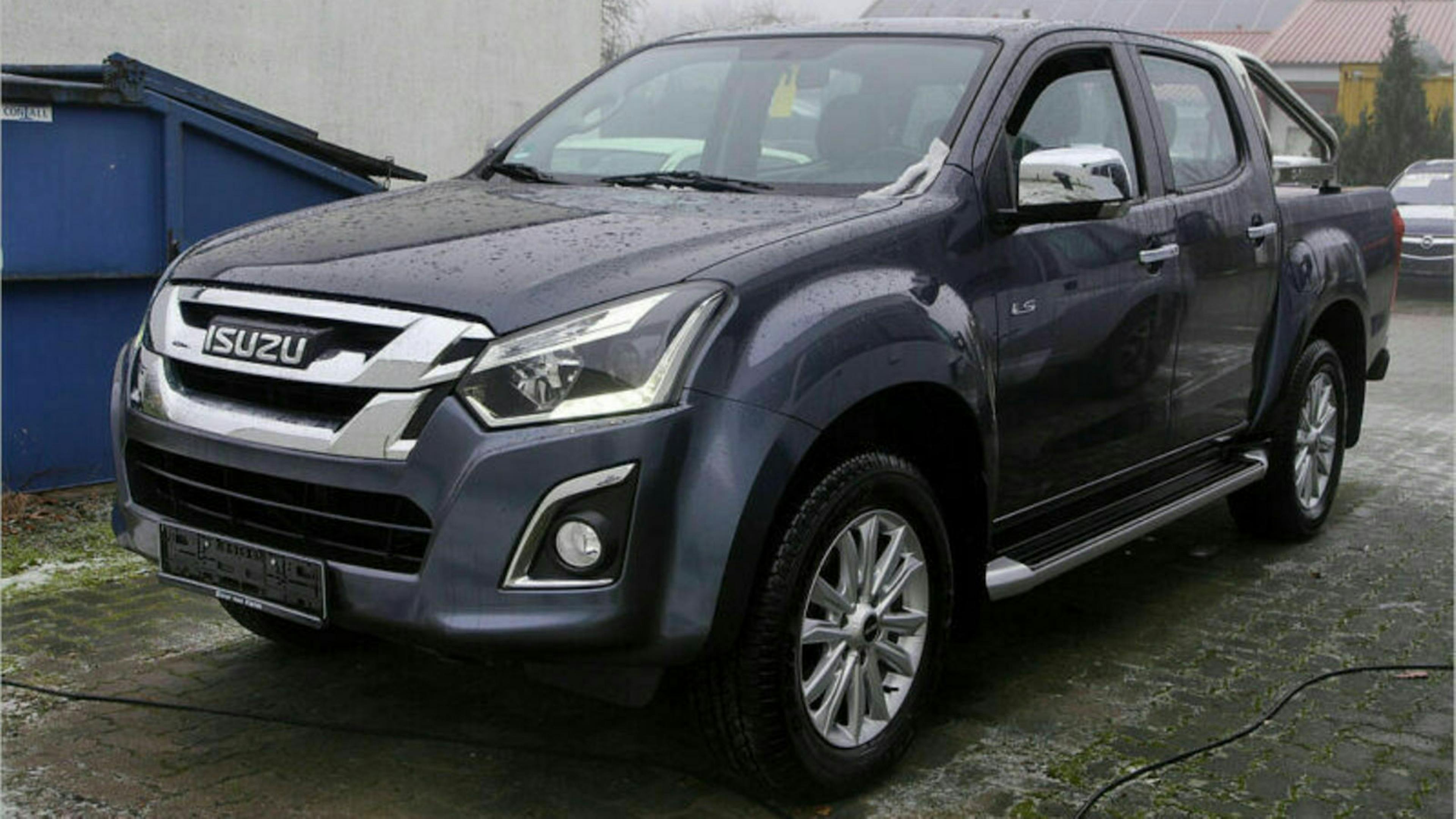 Ein schwarzer Isuzu D-Max Pick-up steht auf einem Parkplatz.