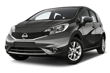 Dunkelgrauer Kleinwagen von Nissan, Frontansicht, bei Tageslicht fotografiert, freigestellt auf weißem Hintergrund.