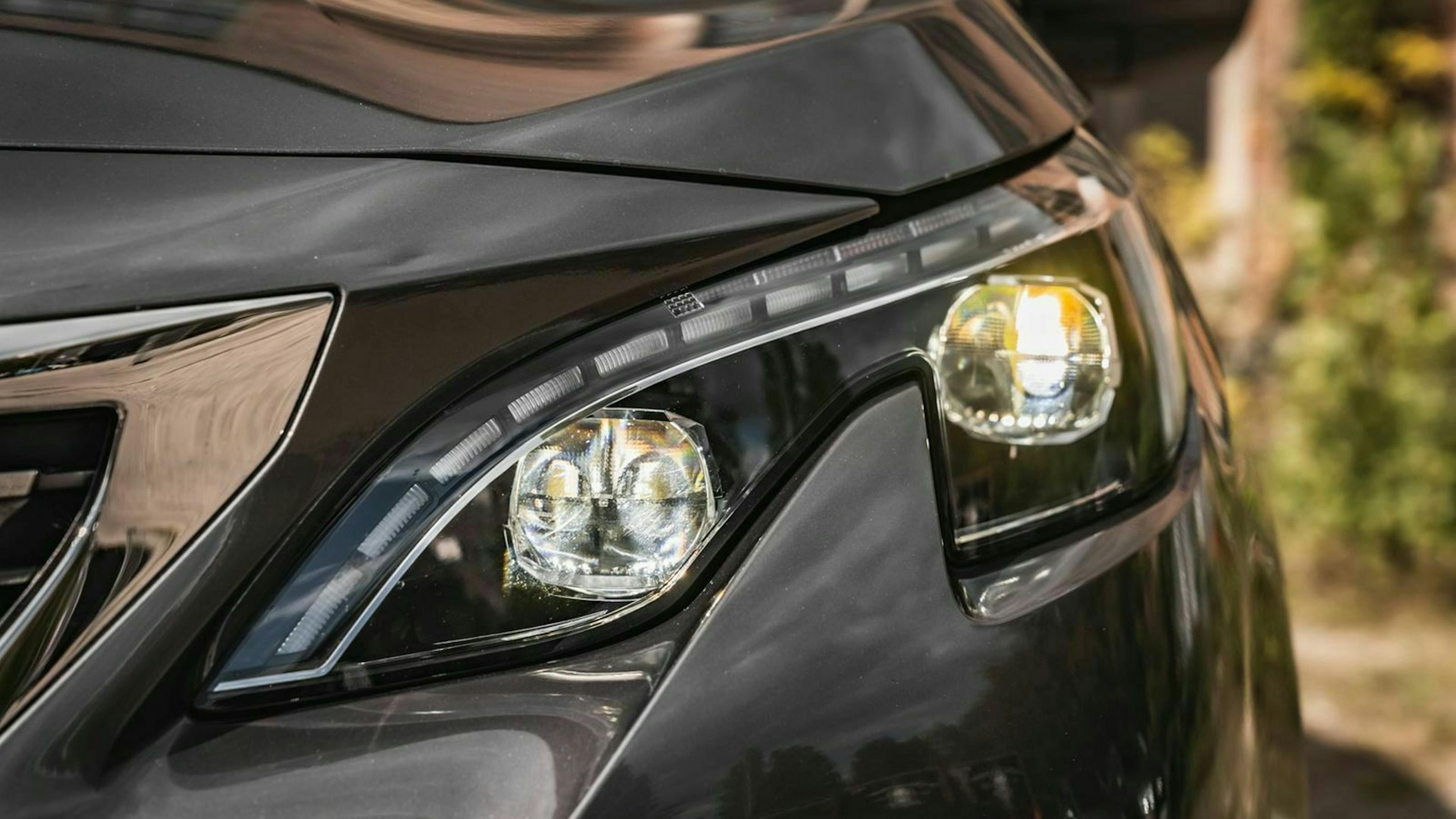 Peugeot 3008 Hybrid4 (2020) Detailansicht Scheinwerfer