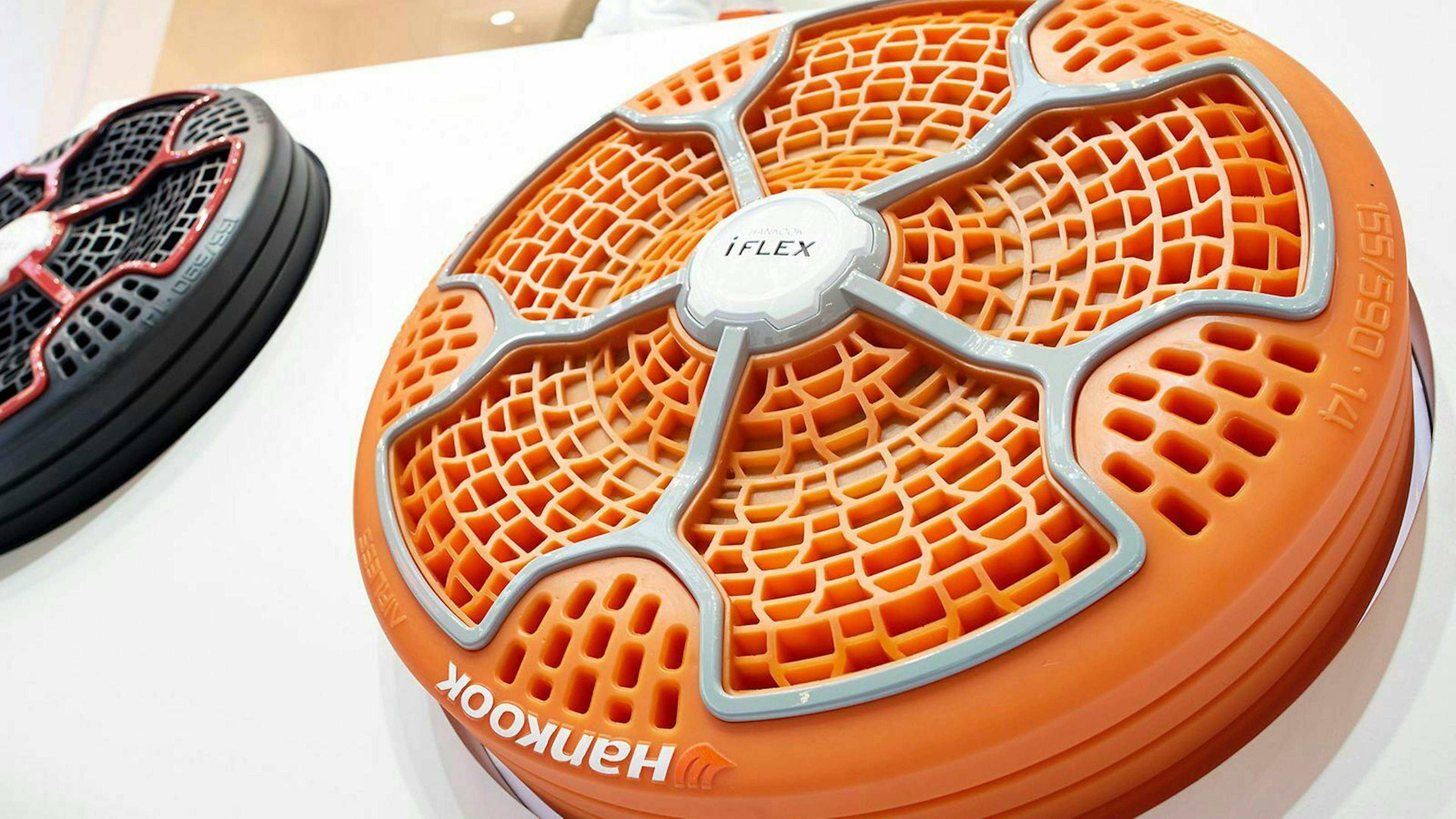 Ein luftloser Reifen von Hankook namens iFlex in orange