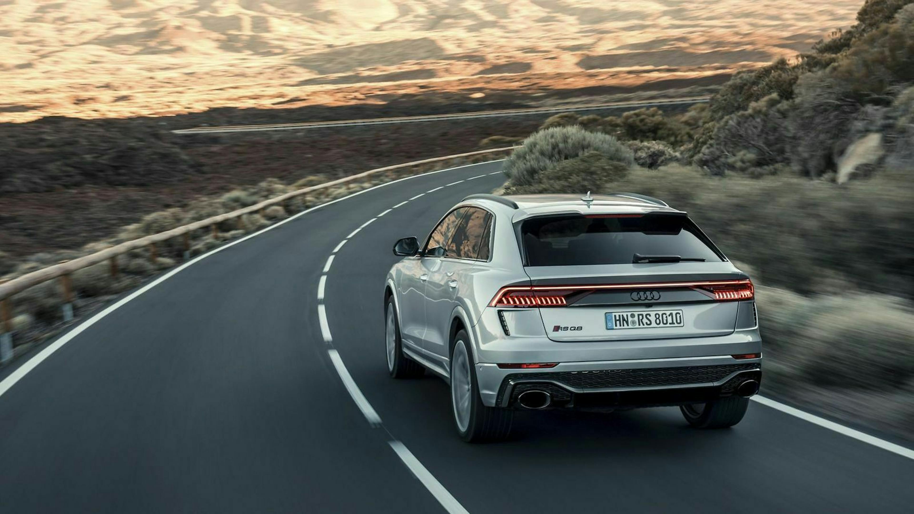 Zu sehen ist der Audi RS Q8 von hinten, fahrend