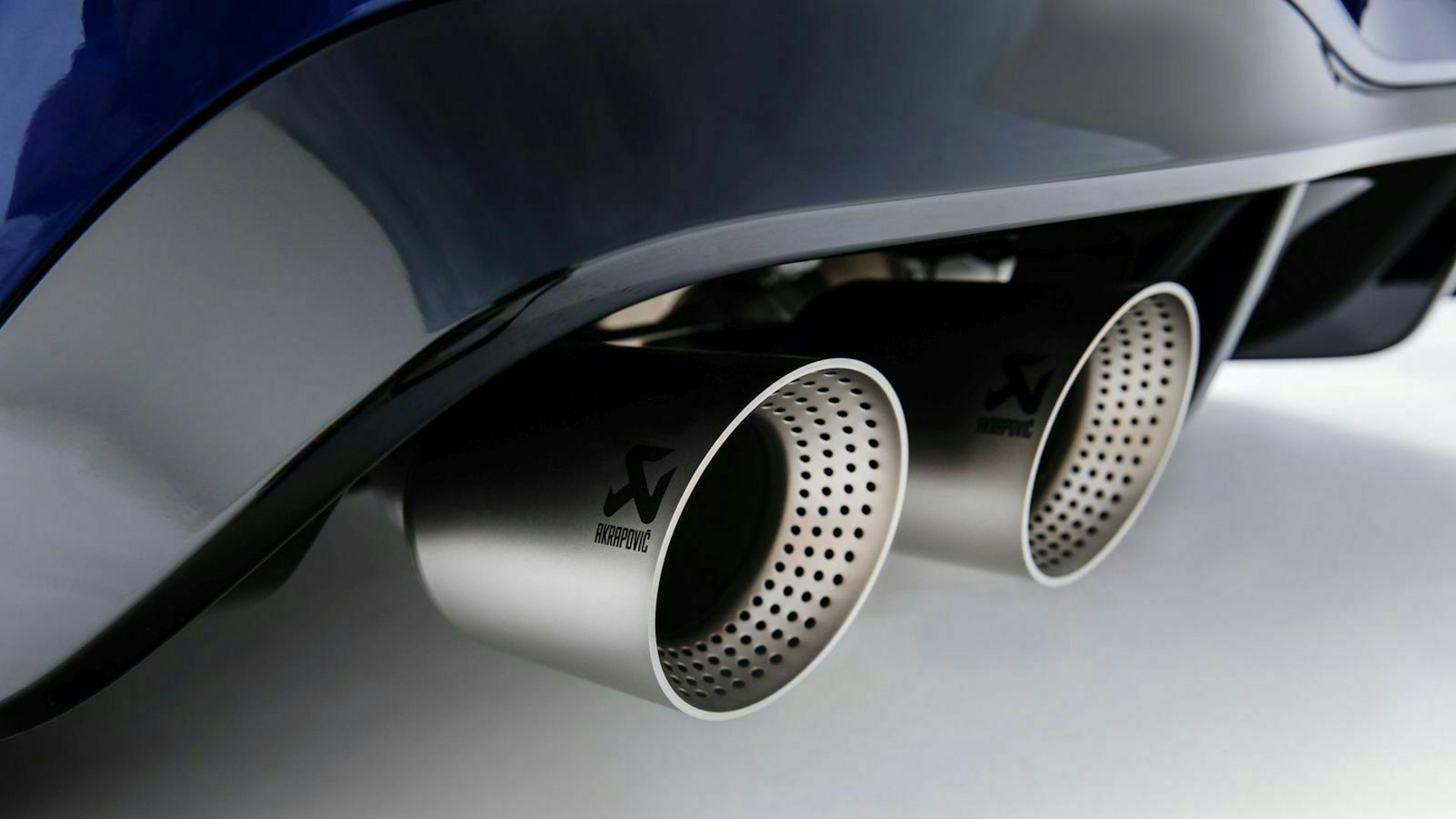 Zu sehen sind die Auspuffrohre des VW Golf 8 R