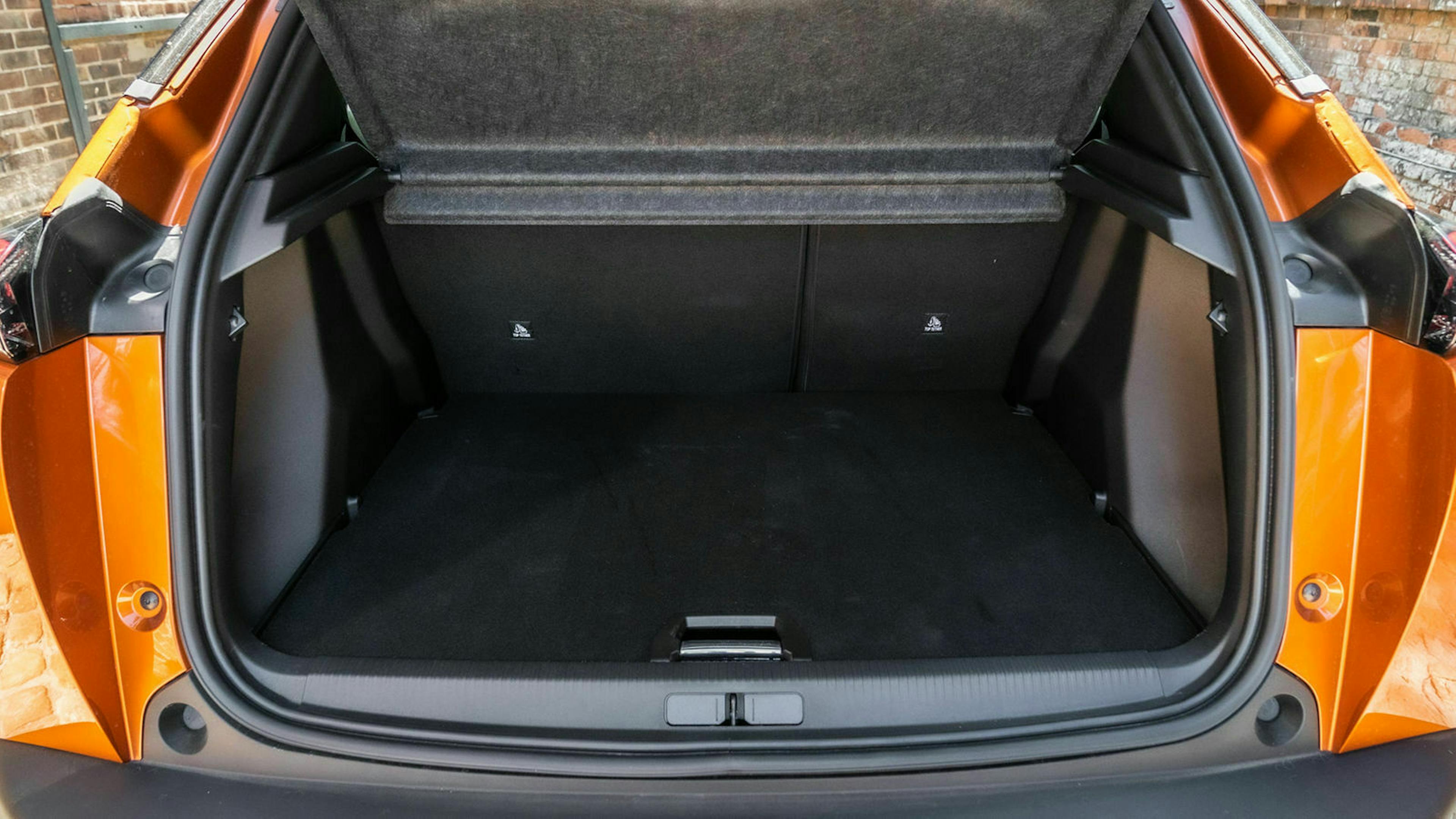 Zu sehen ist der Kofferraum des Peugeot 2008 (2020) 