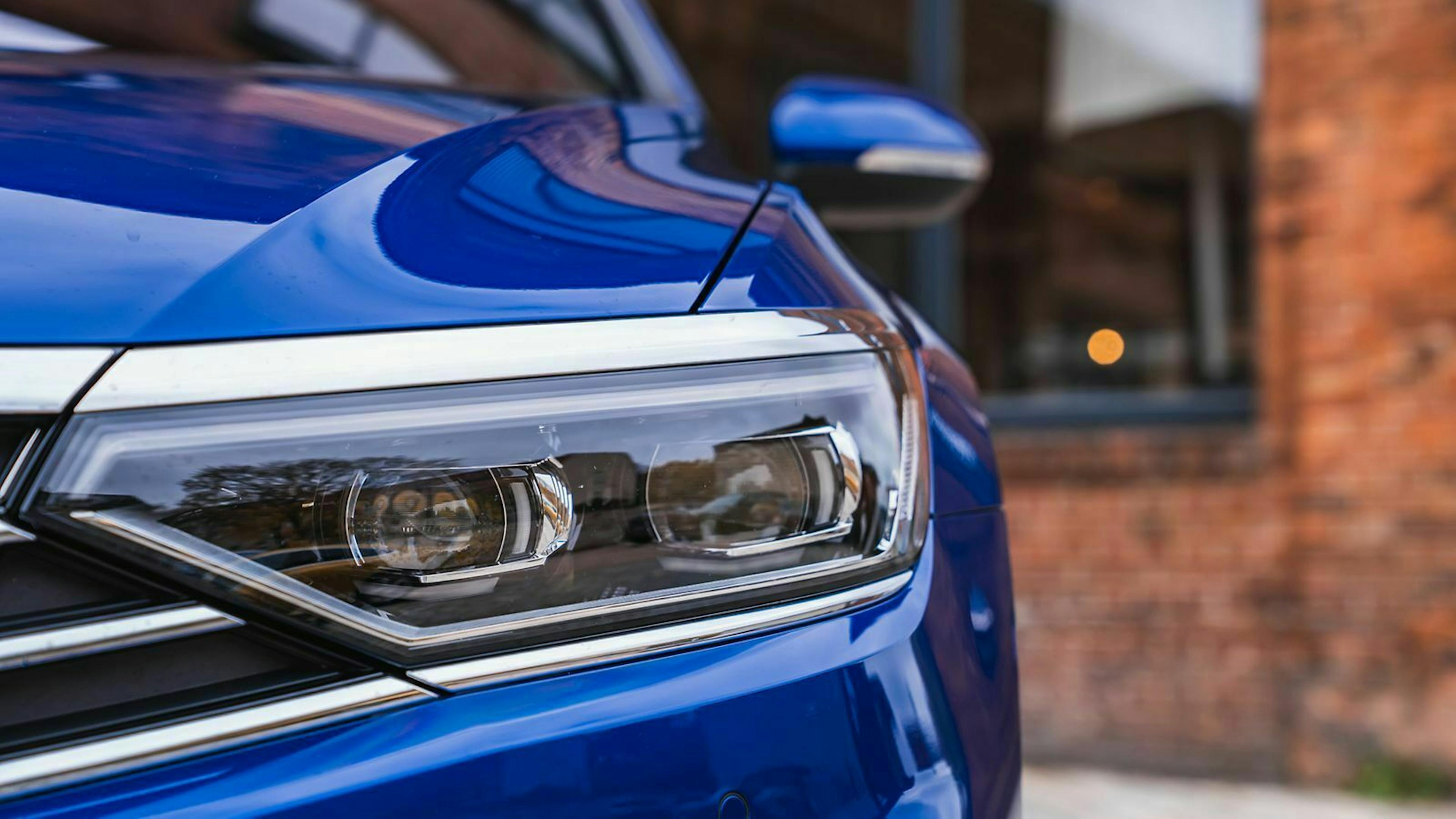 Blick auf den linken Scheinwerfer des VW Passat Variant