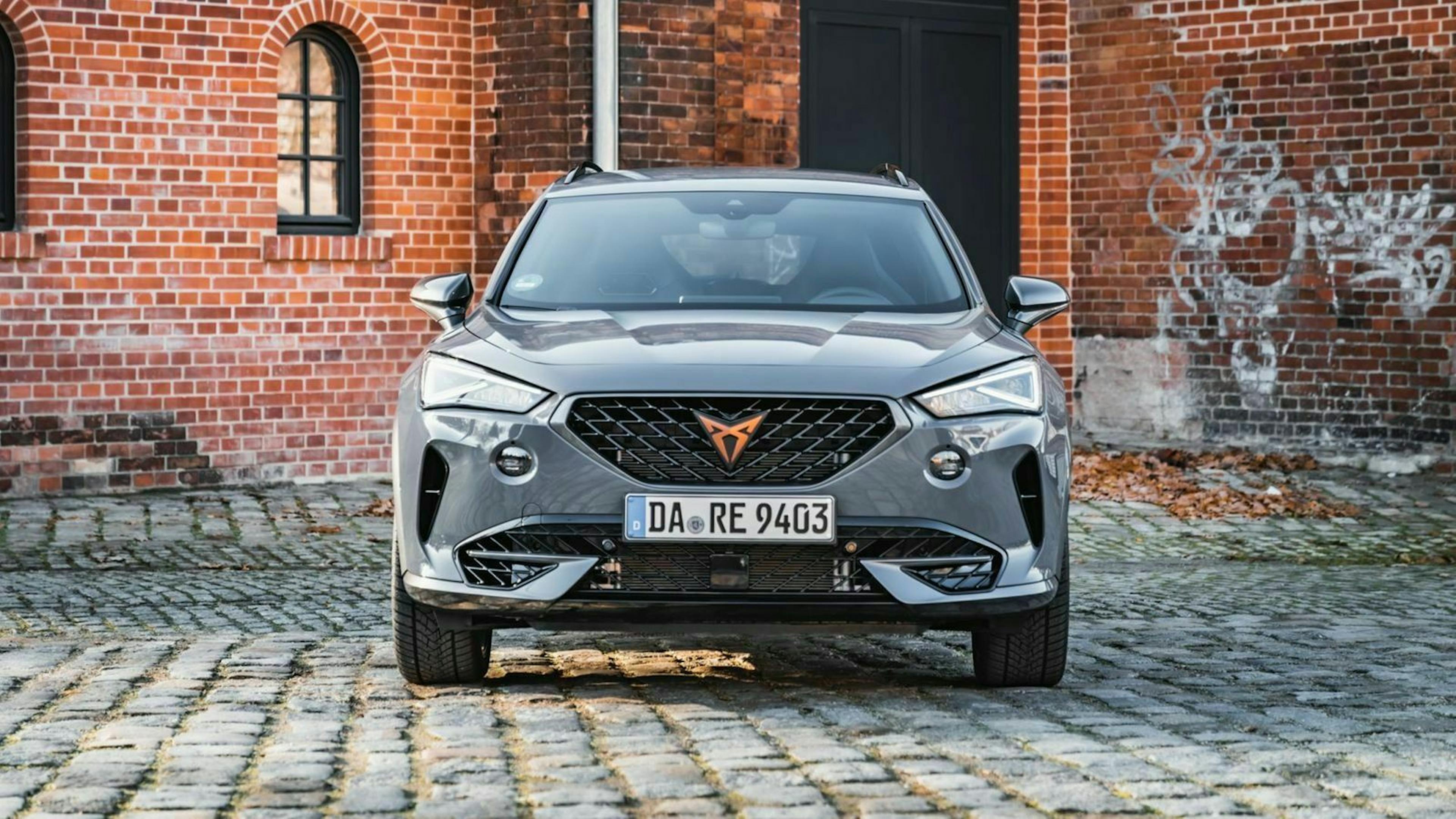 Zu sehen ist die Front des Cupra Formentor 