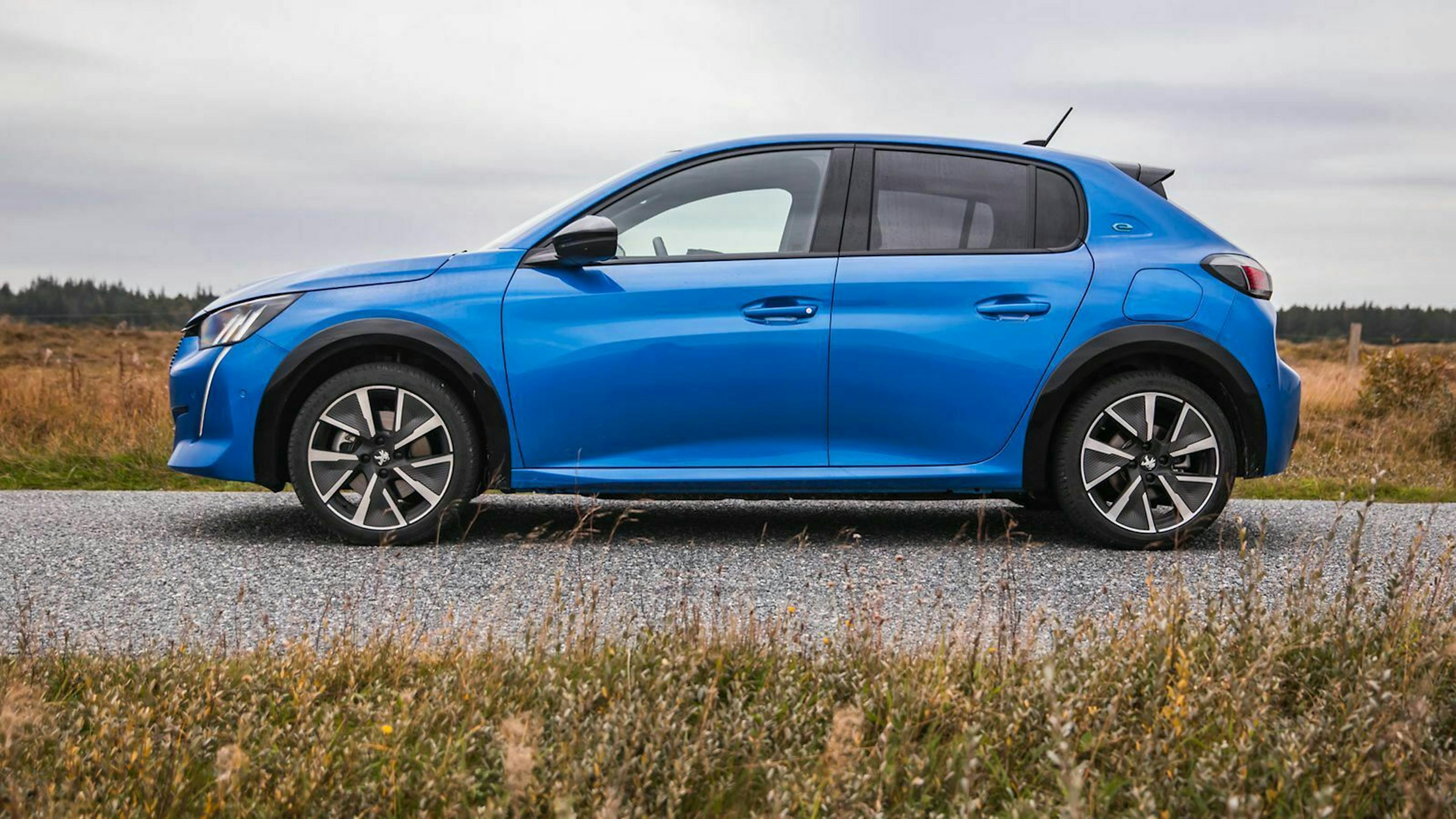 Laut WLTP-Zyklus kommt der e-208 mit seinem 50 kWh-Akku bis zu 340 Kilometer weit