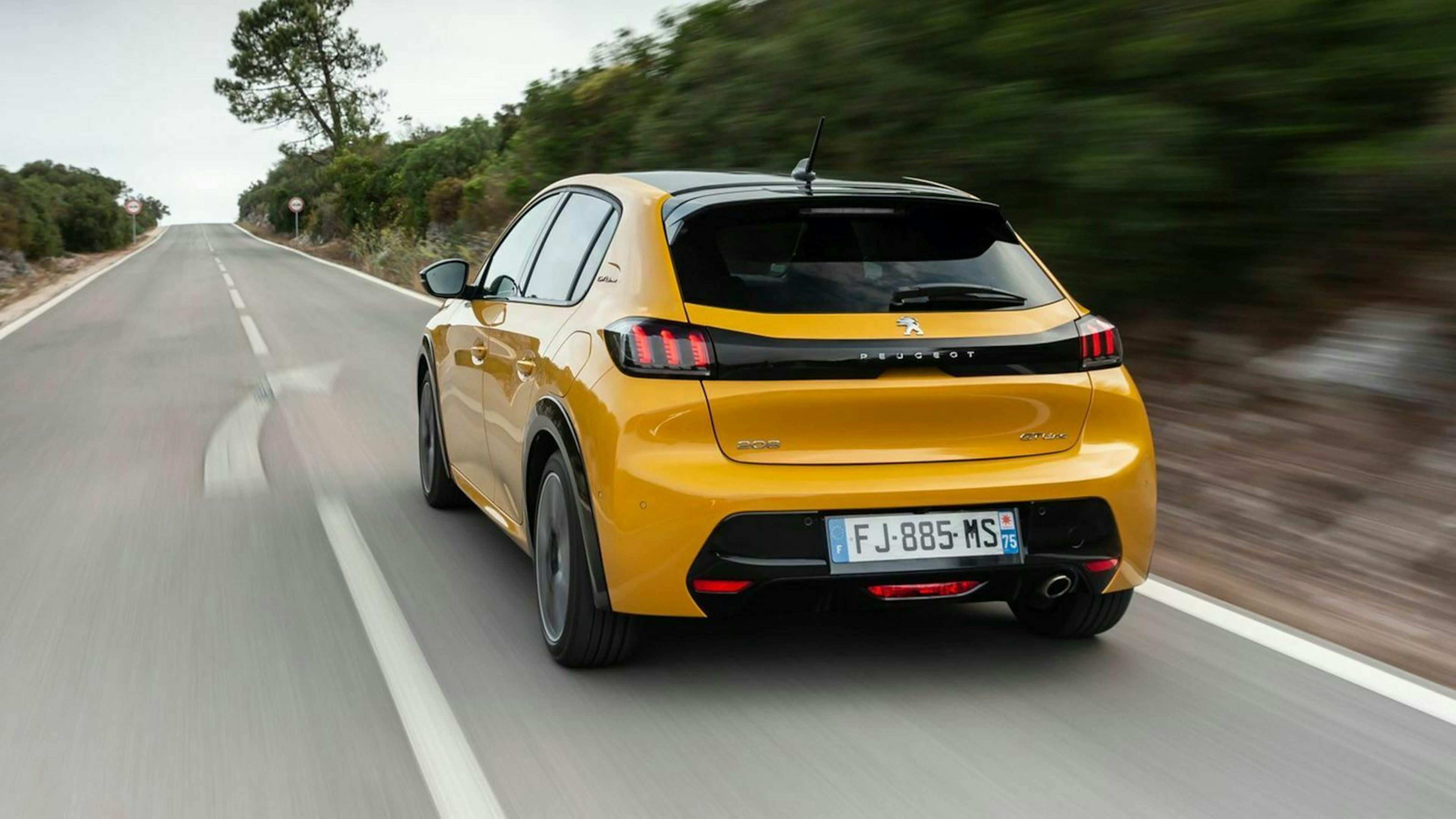 Zu sehen ist der Peugeot 208 von hinten, fahrend