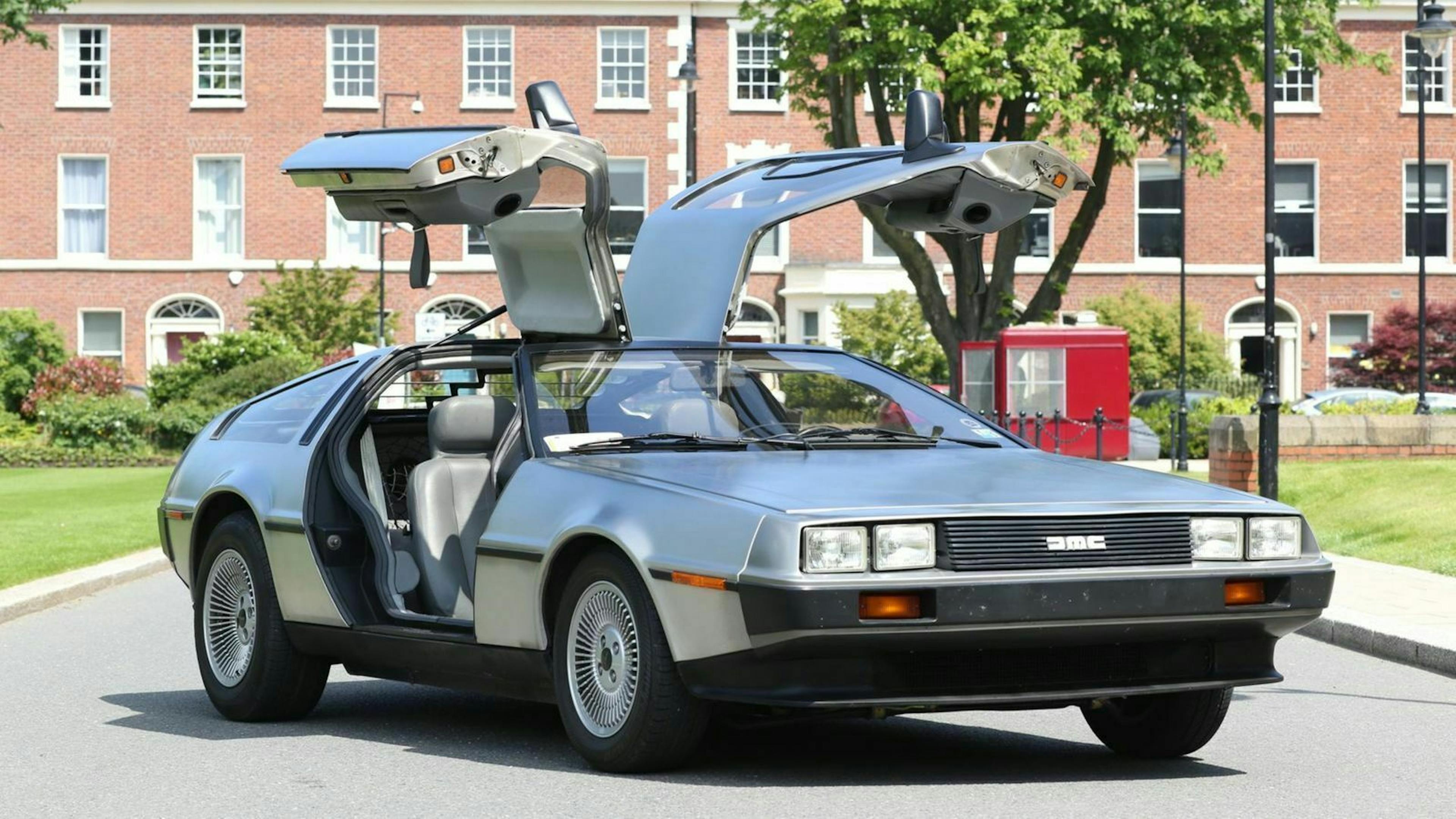 Der DeLorean DMC-12 in Frontansicht mit offnen Flügeltüren