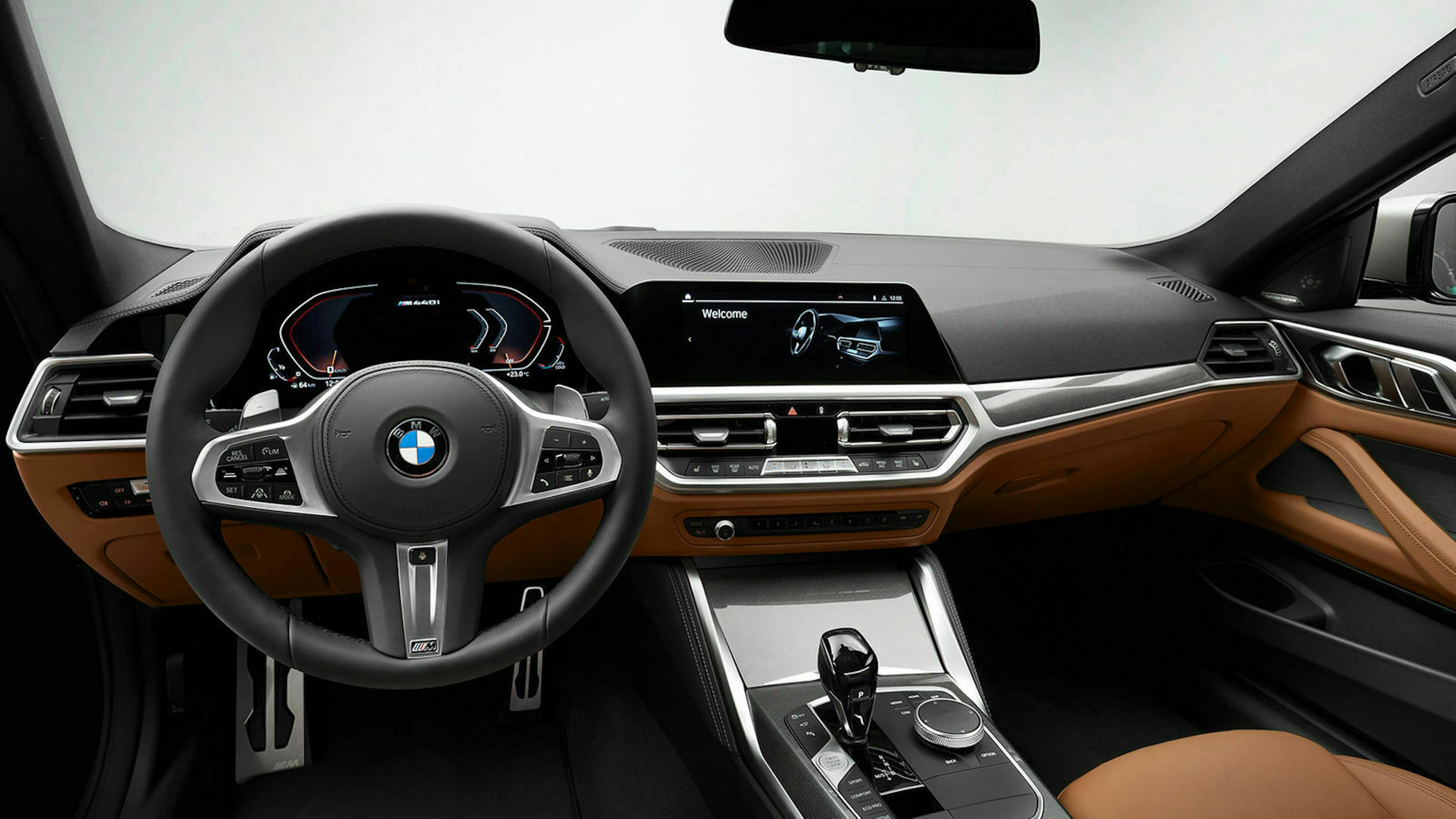 Zu sehen ist das Cockpit des BMW 4er Coupé 2020