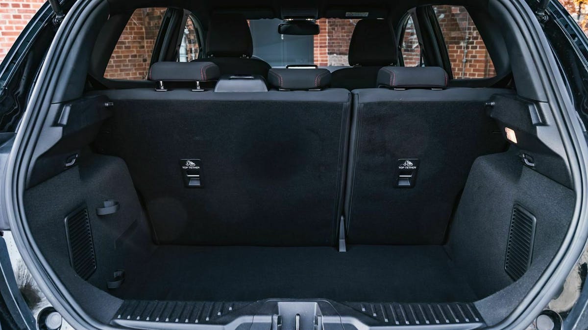 Zu sehen ist der Kofferraum des Ford Fiesta Hybrid 2020 