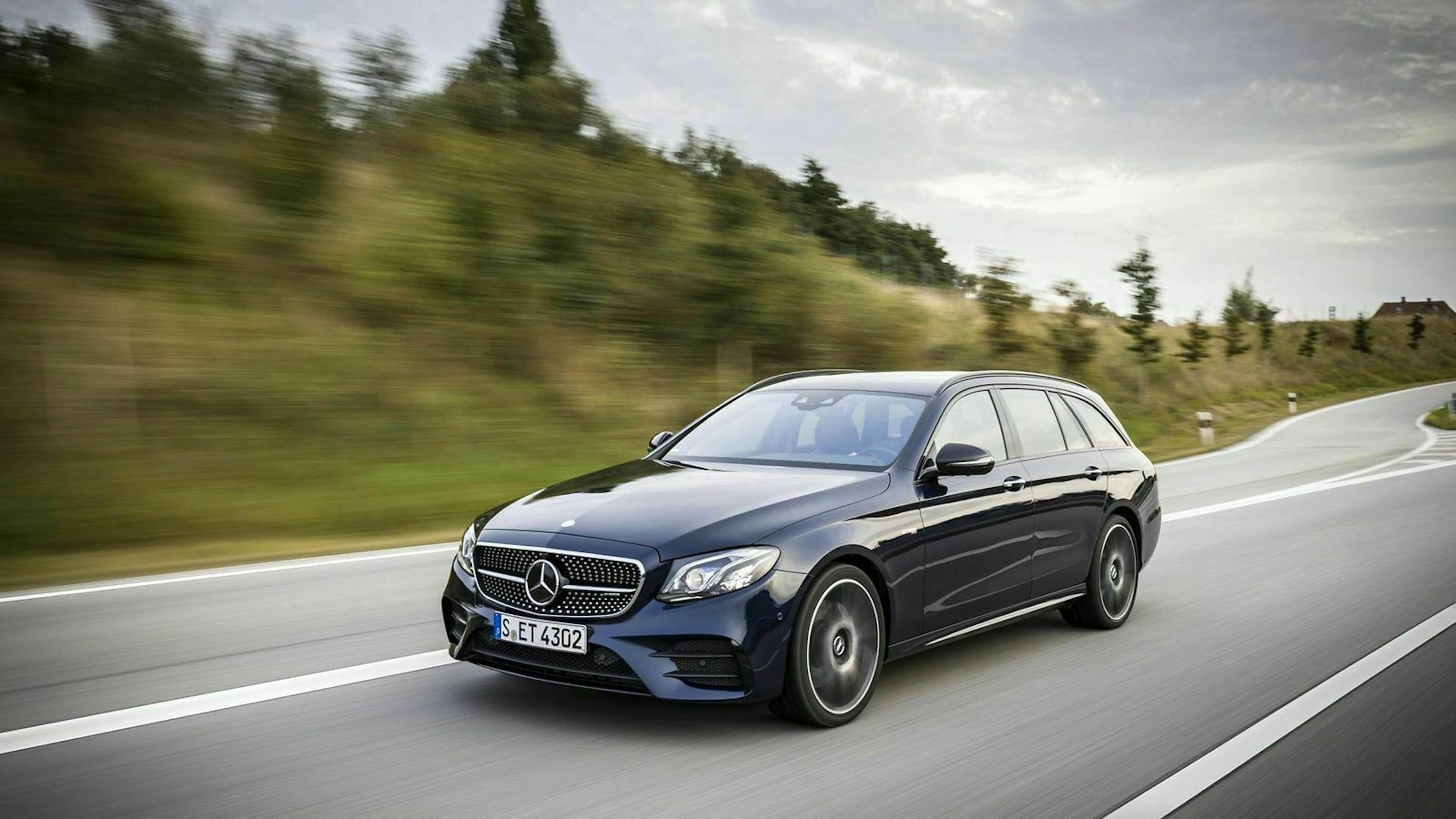Zu sehen ist die Mercedes E-Klasse (T-Modell), fahrend