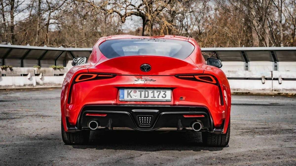 Zu sehen ist das Heck des Toyota Supra Mk5