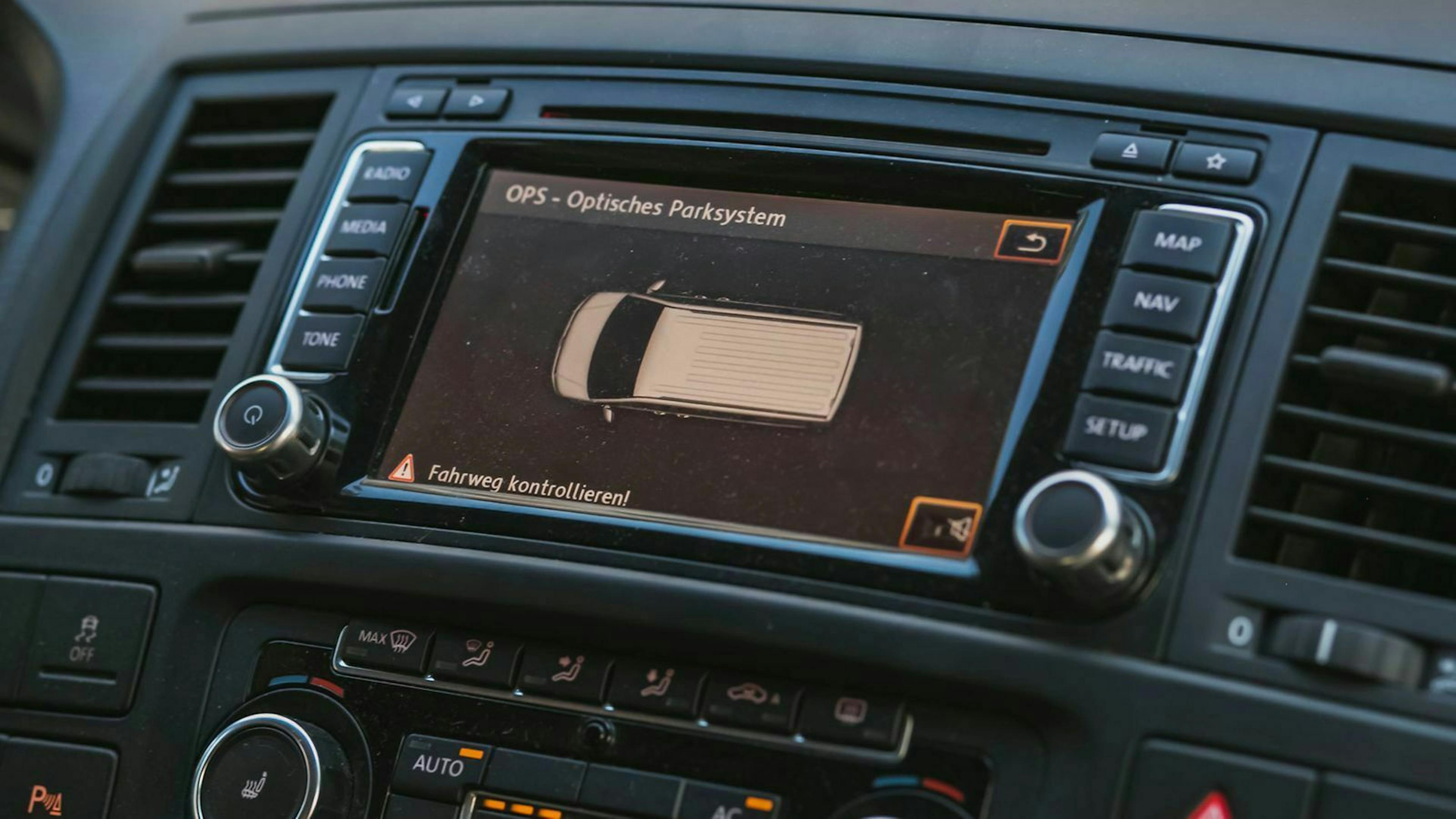 Assistenzsysteme der neuesten Generation  arbeiten mit Radar oder mit Ultraschall.