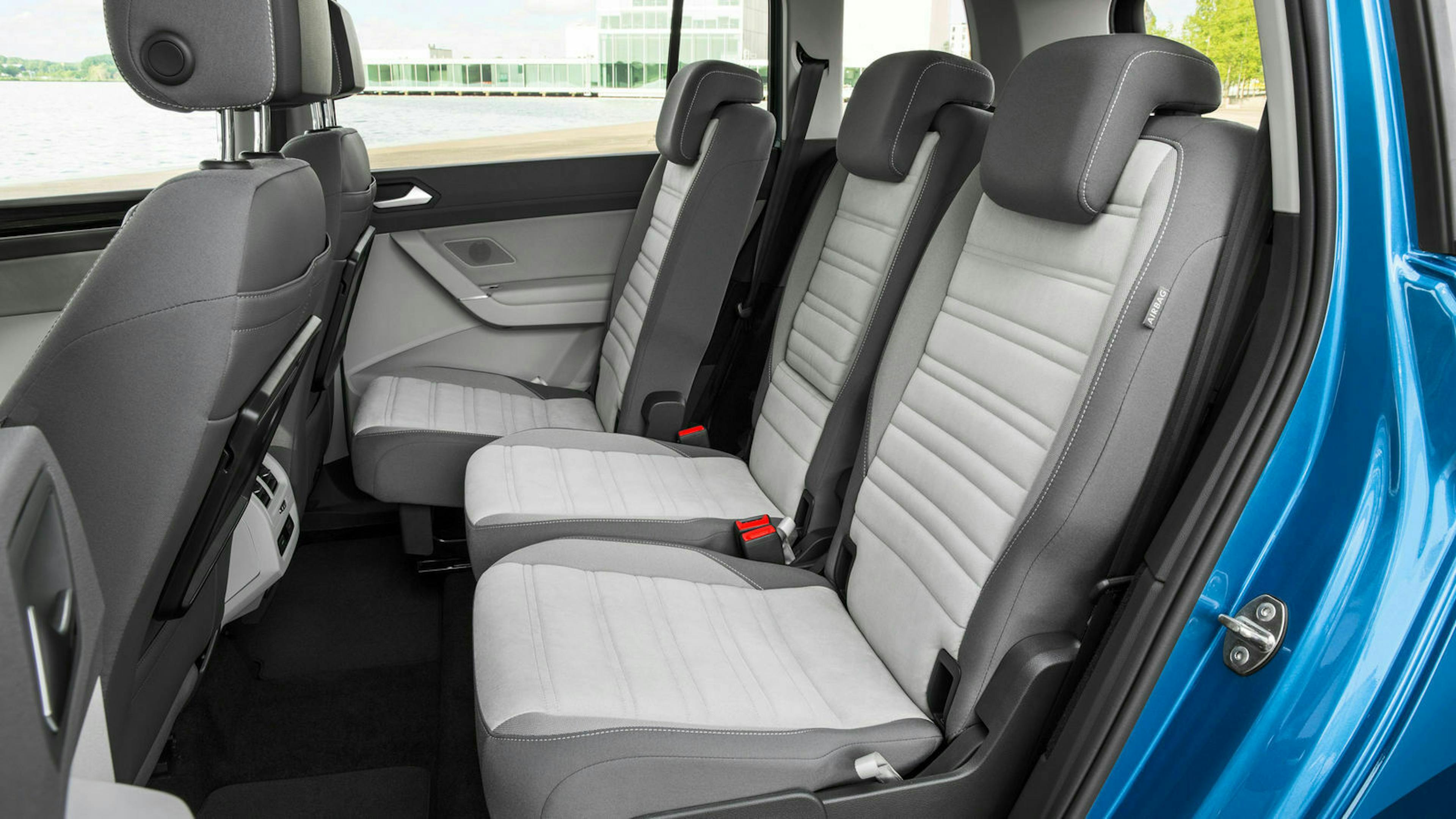 Zu sehen ist der Innenraum des VW Touran