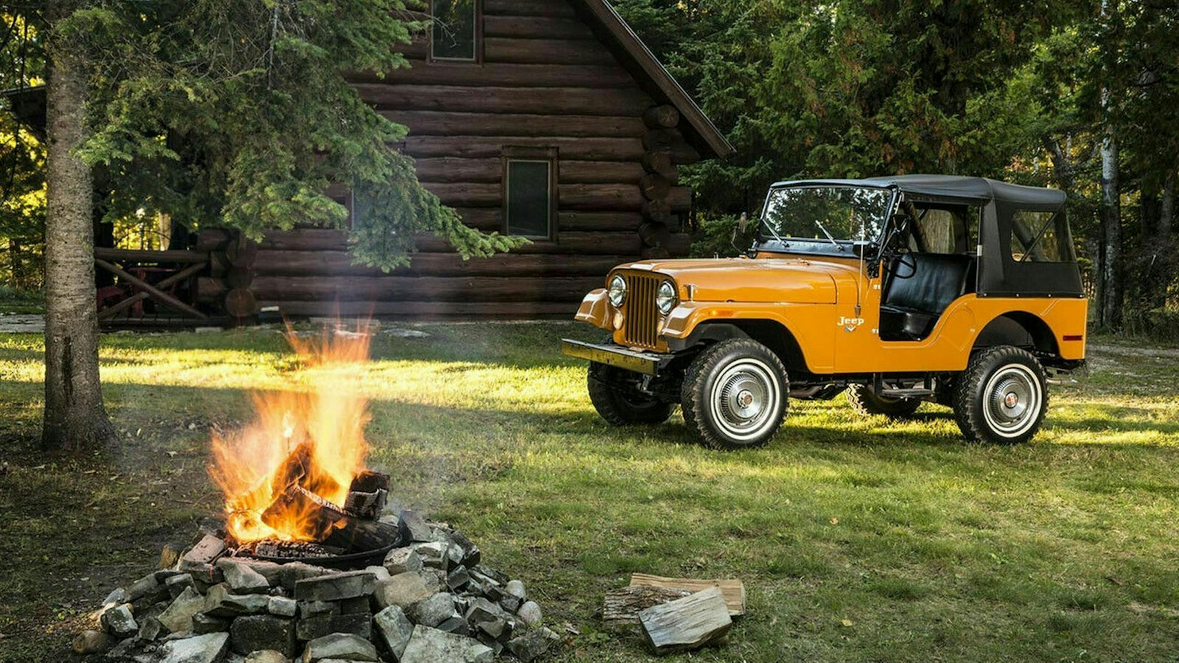 Der Jeep CJ in Seitenansicht mit Lagerfeuer 