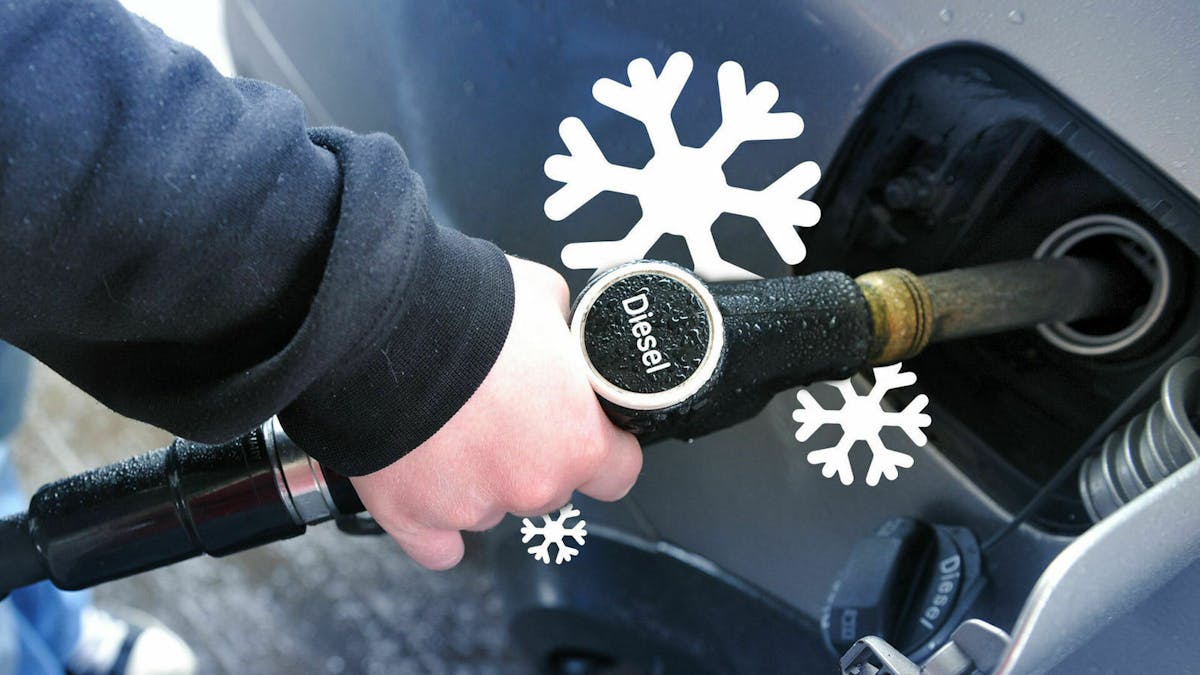Eine Person betankt einen Pkw im Winter mit Diesel.