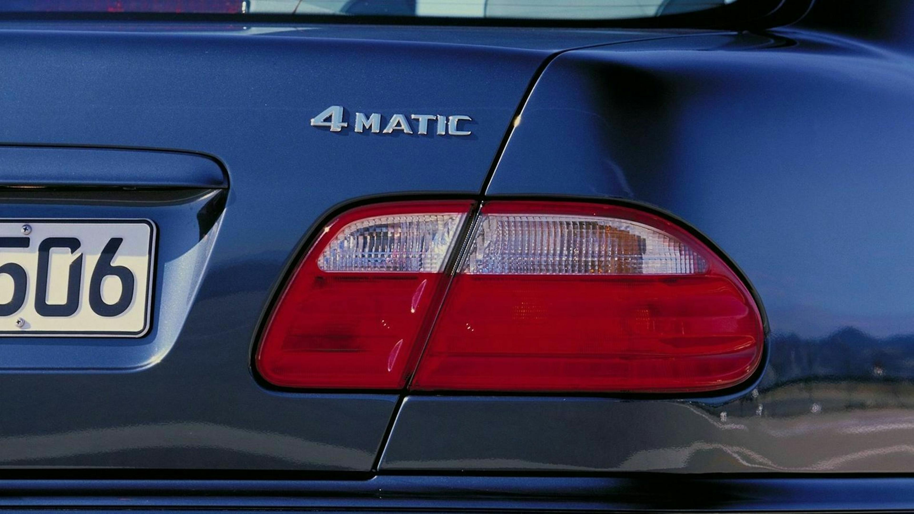 Blick auf die Rückleuchten einer Mercedes E-Klasse