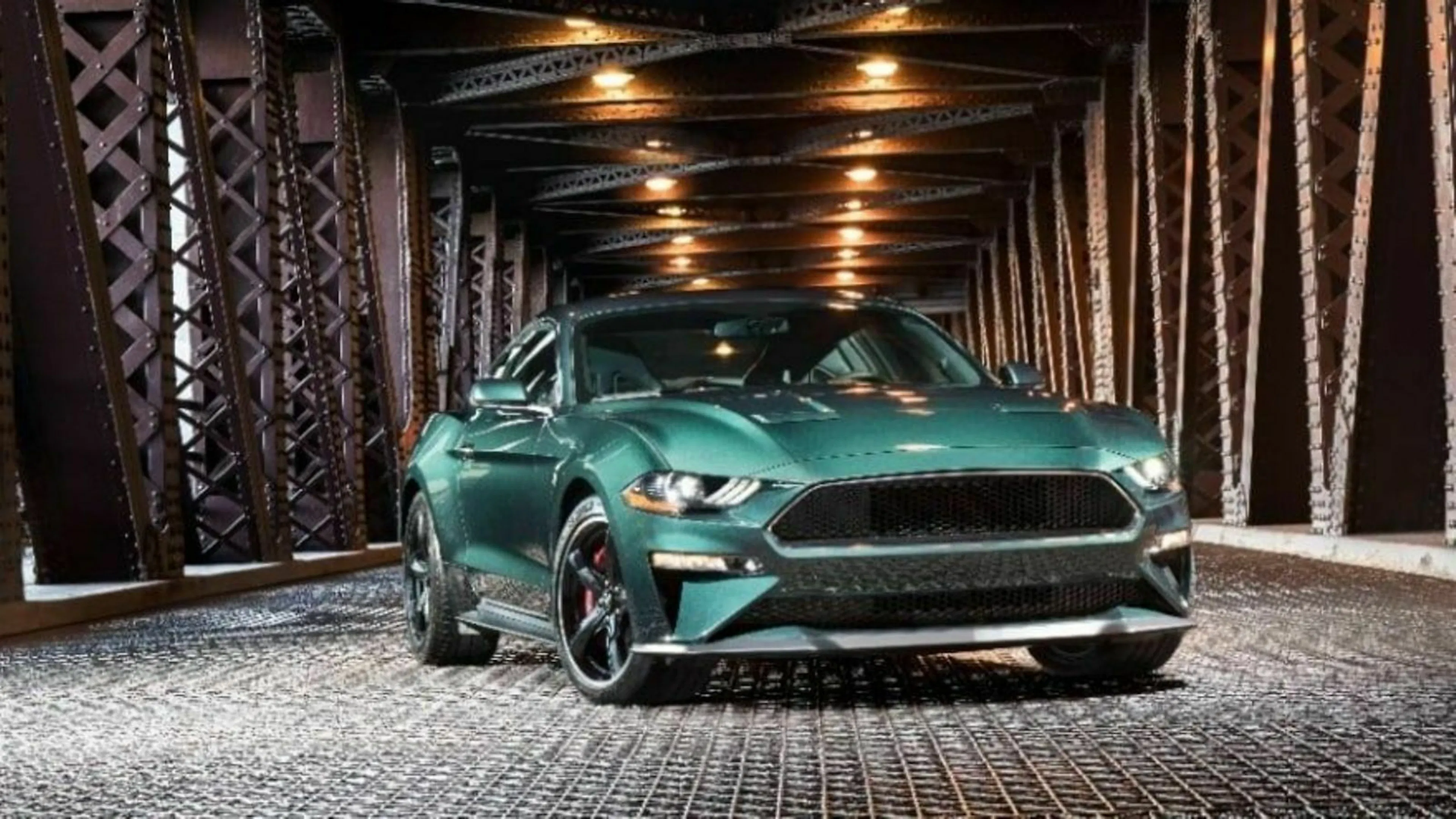 Zu sehen ist der Ford Mustang Bullitt, stehend